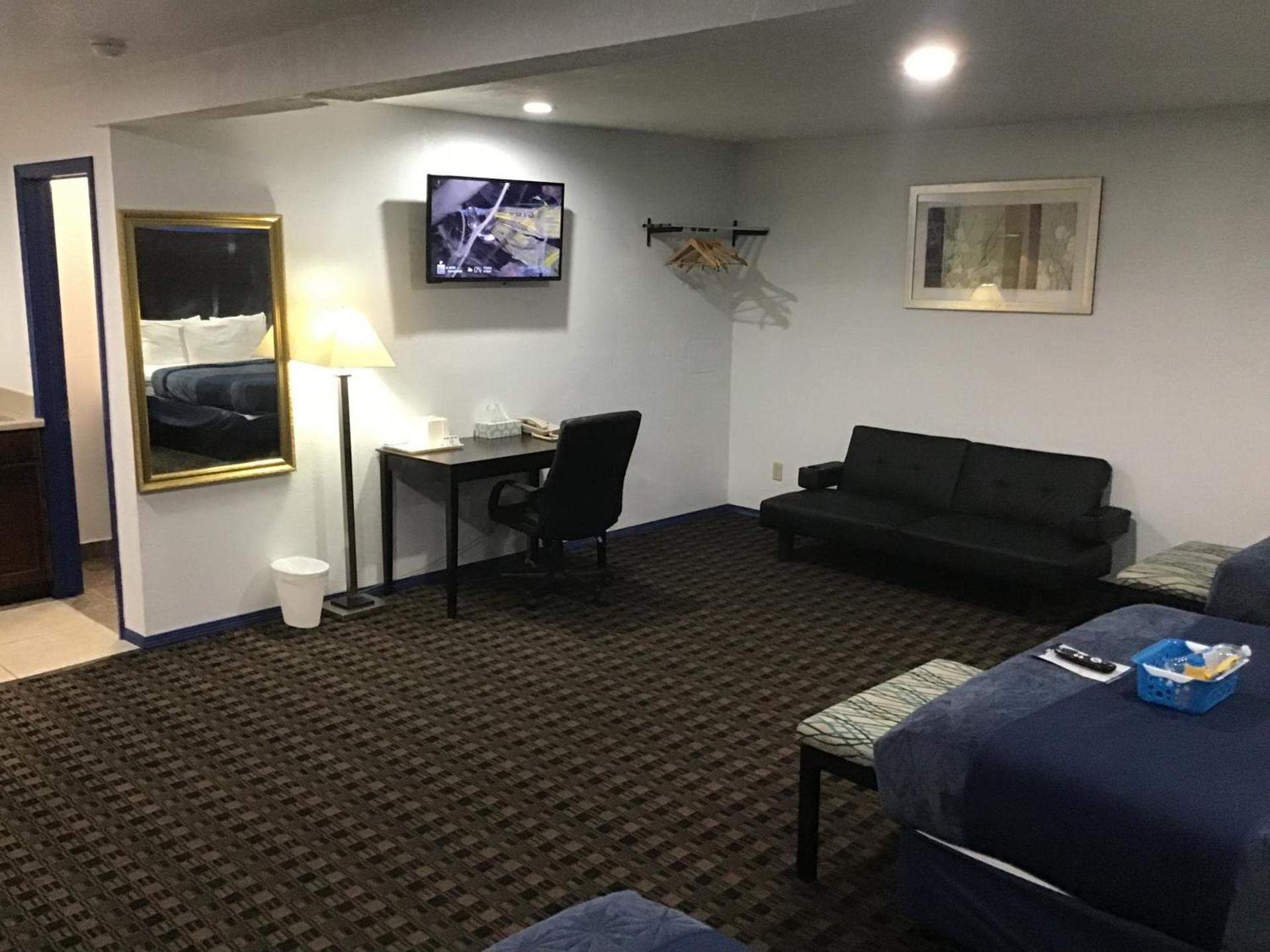 Budget Inn & Suites photo 38