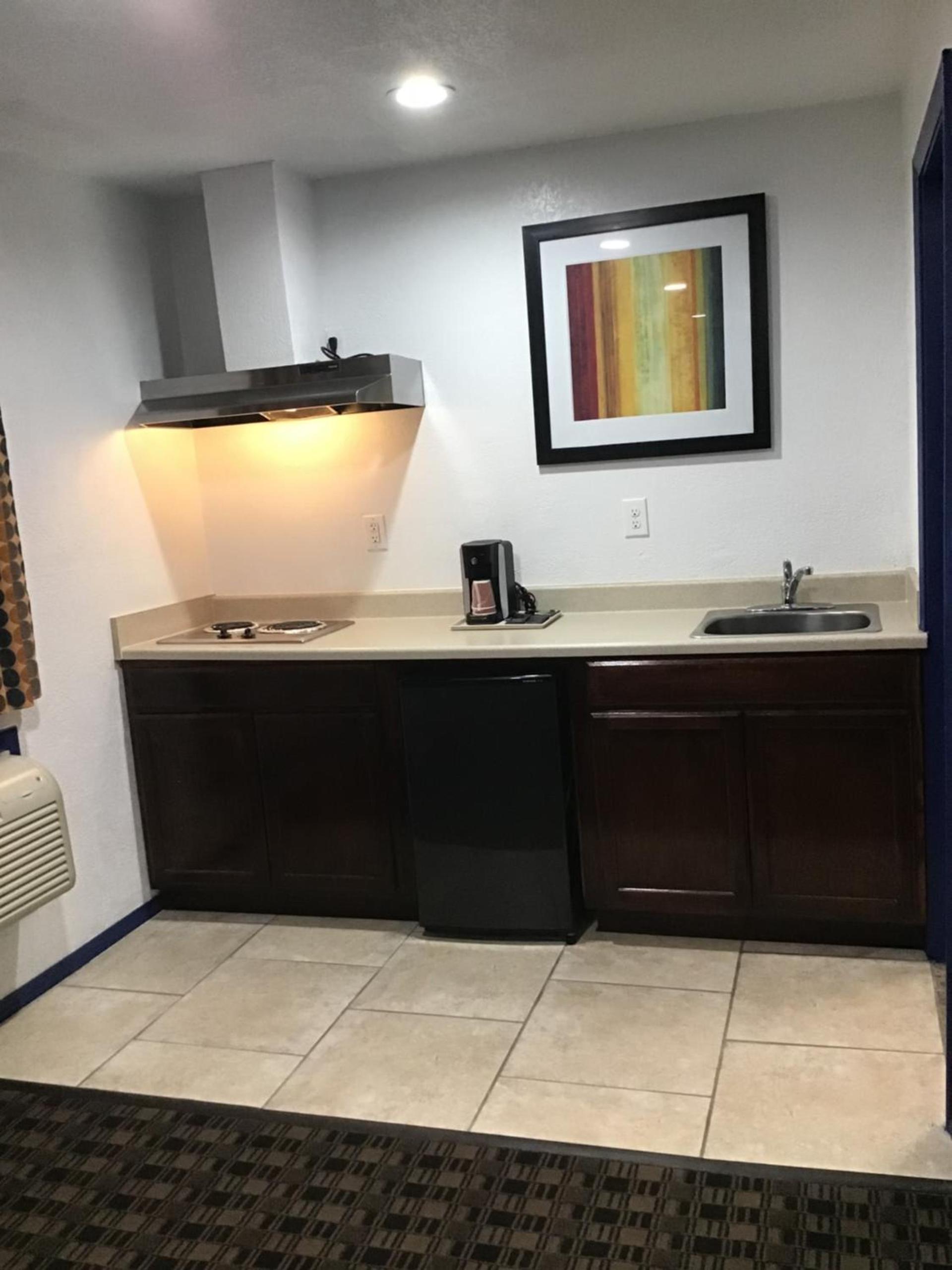 Budget Inn & Suites photo 40