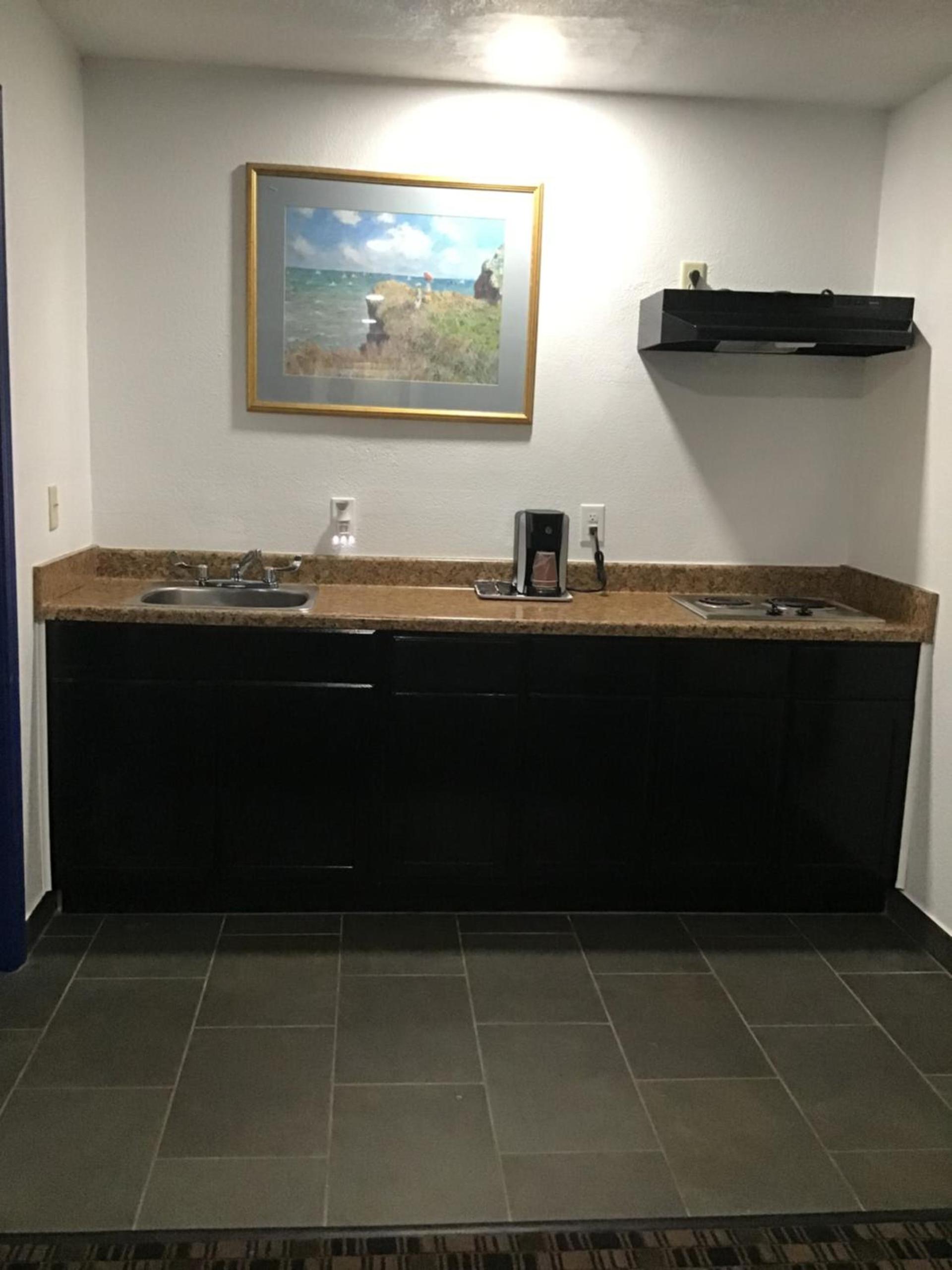 Budget Inn & Suites photo 21
