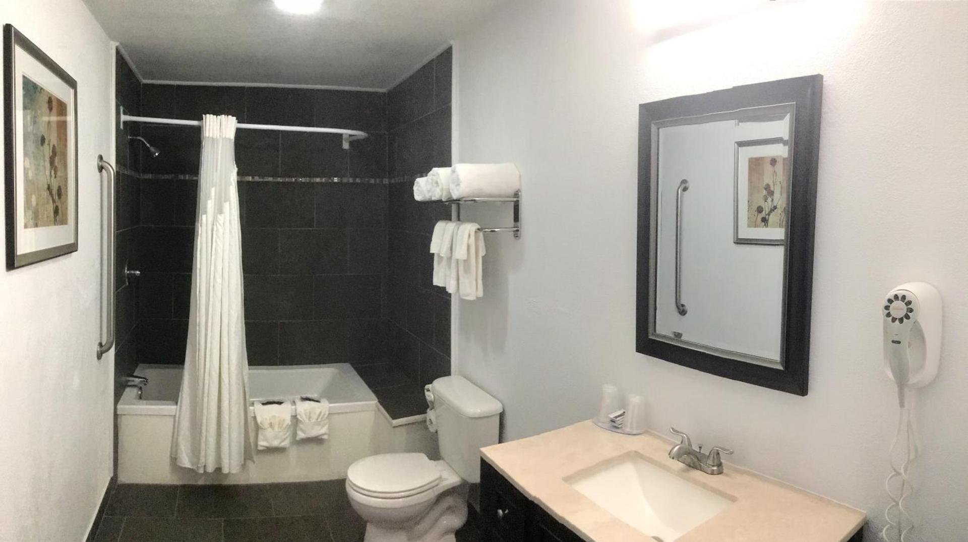 Budget Inn & Suites photo 22