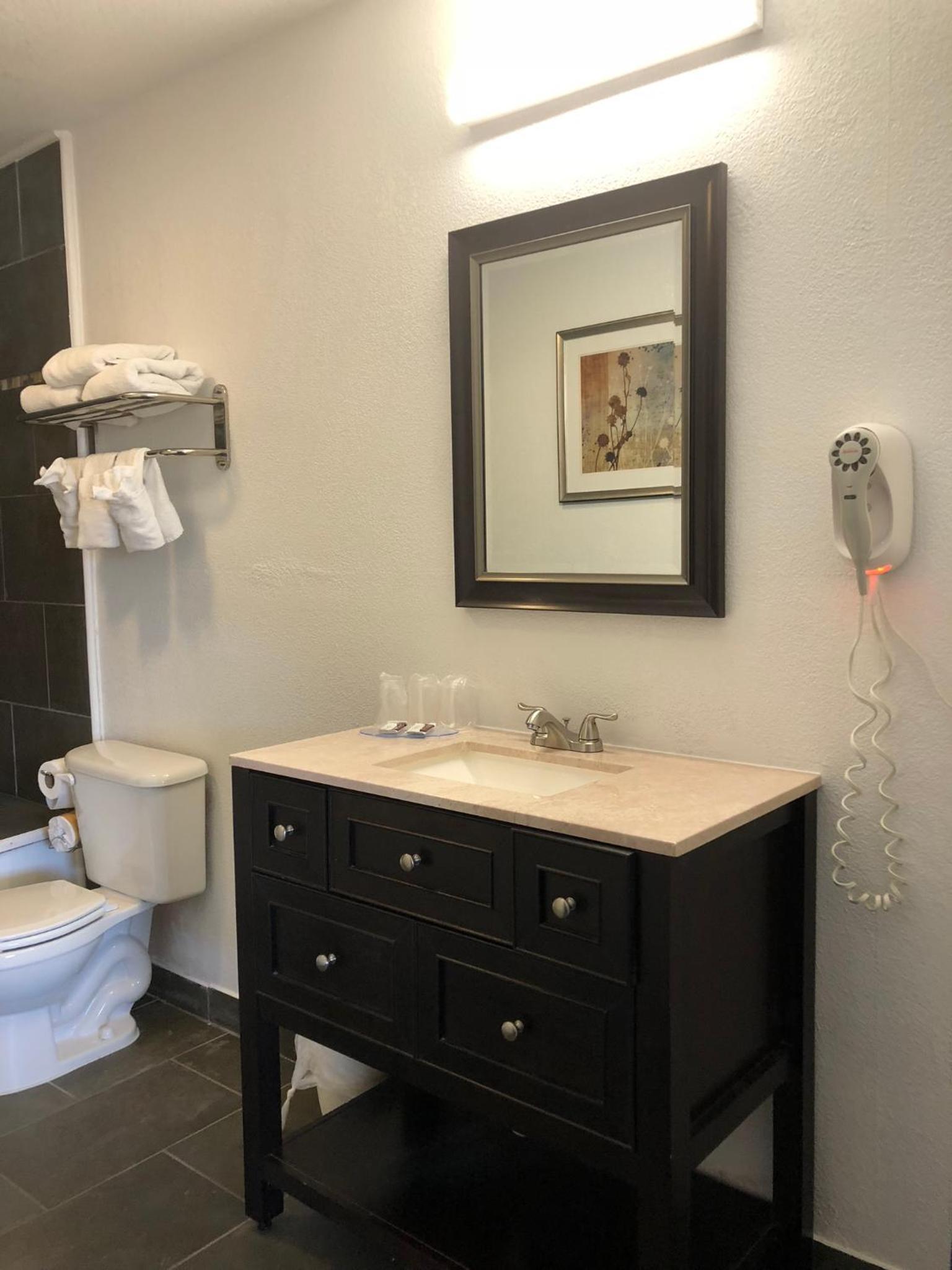 Budget Inn & Suites photo 31