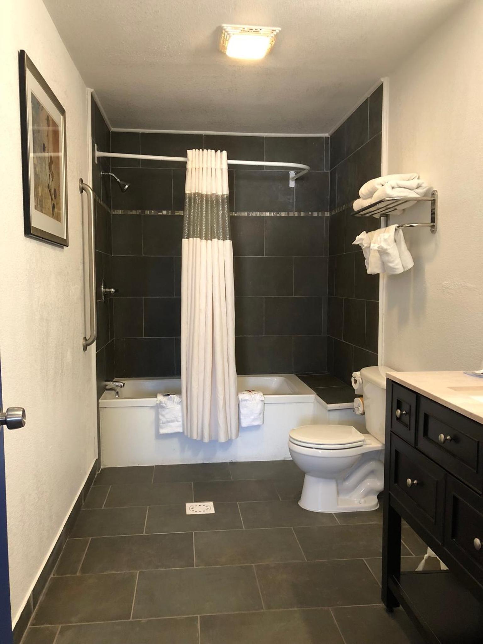 Budget Inn & Suites photo 32