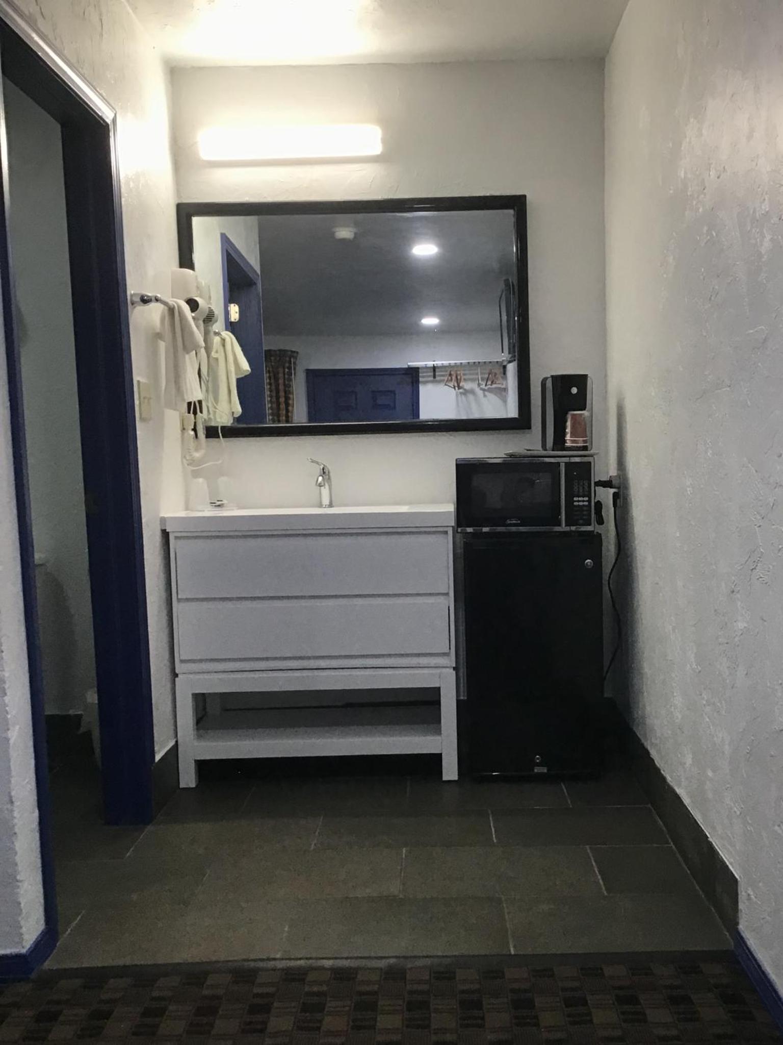 Budget Inn & Suites photo 14