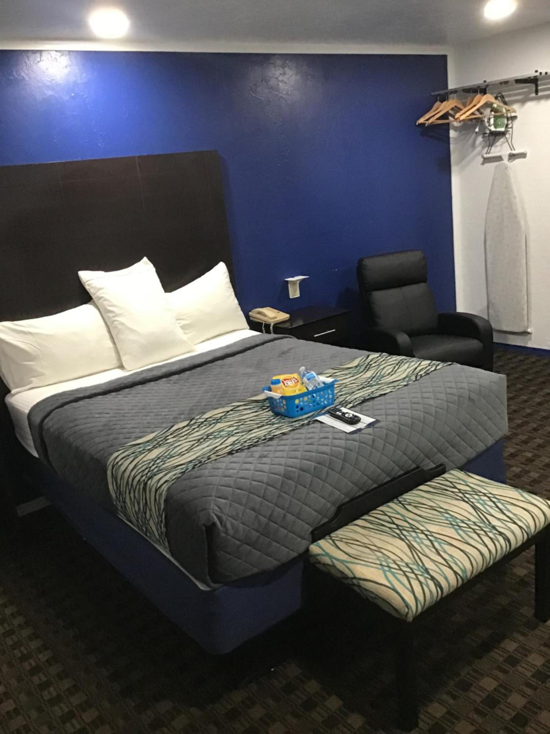 Budget Inn & Suites photo 16