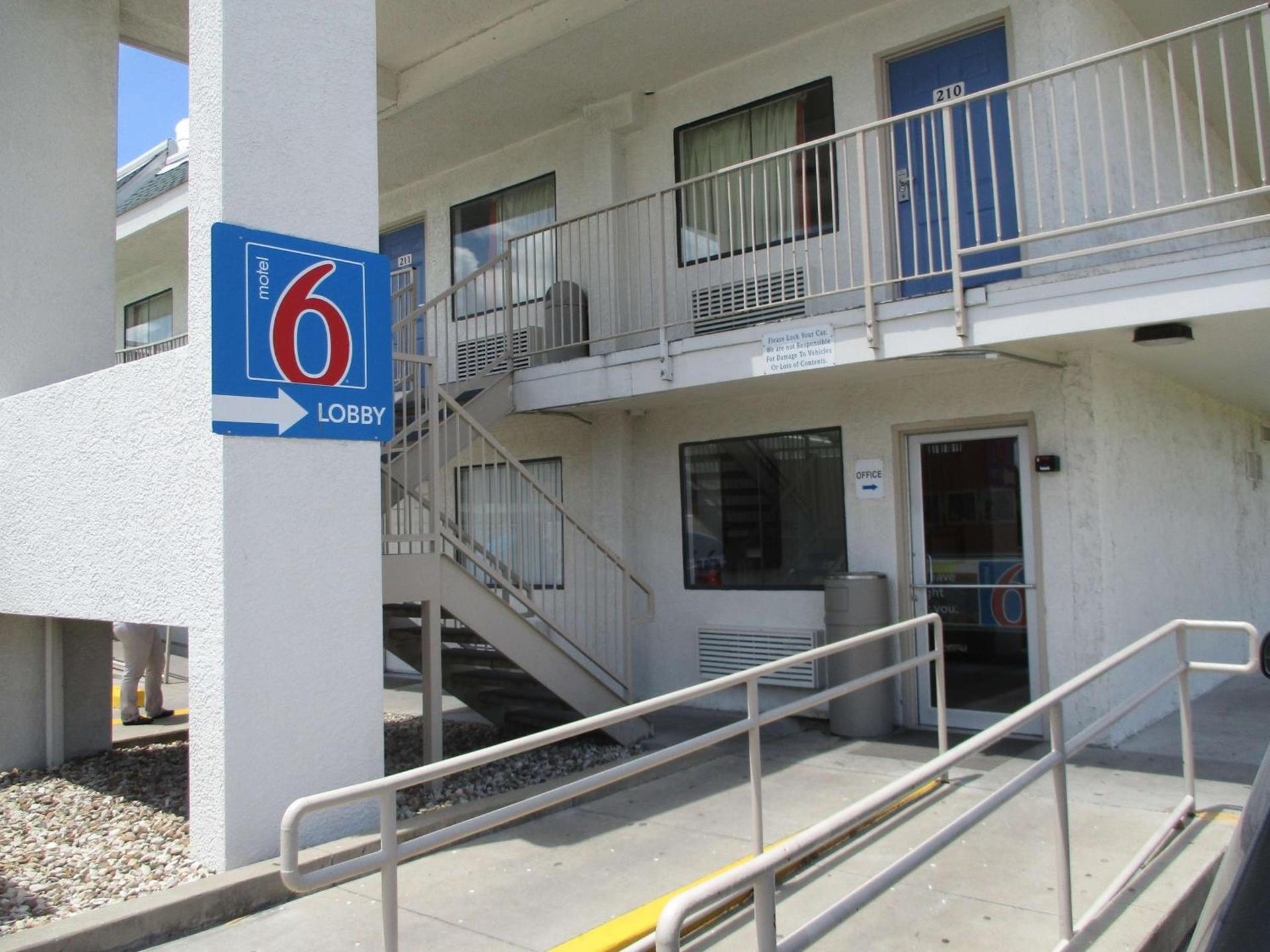 Motel 6-Austin, TX - North Central photo 2