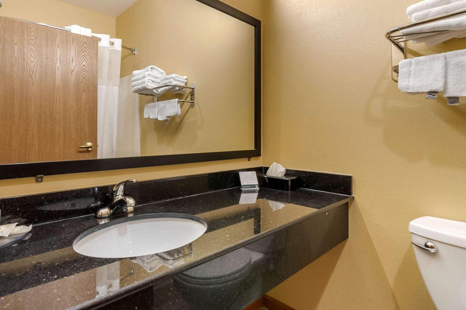 Quality Inn & Suites Lenexa Kansas City photo 9