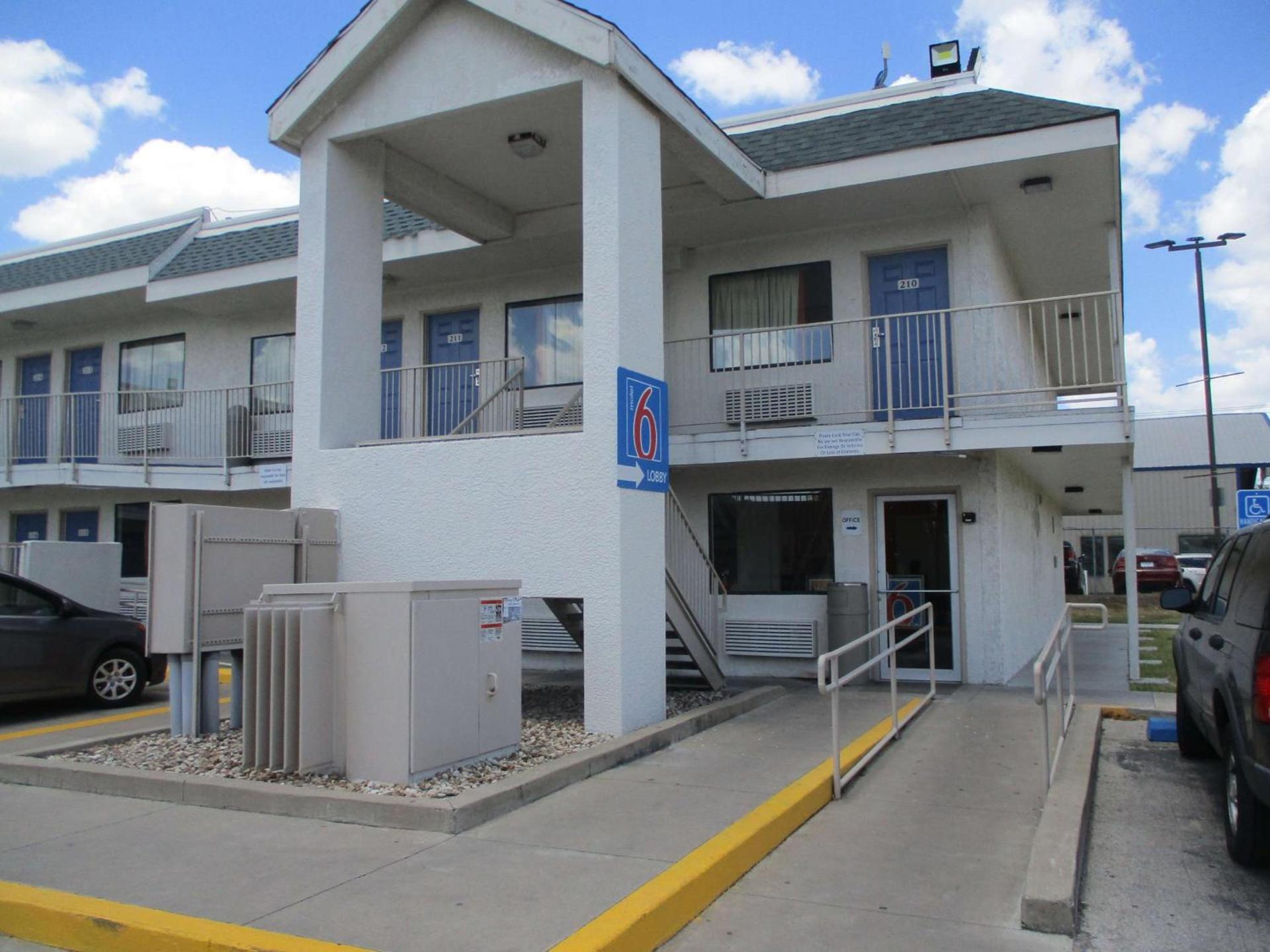 Motel 6-Austin, TX - North Central photo 1