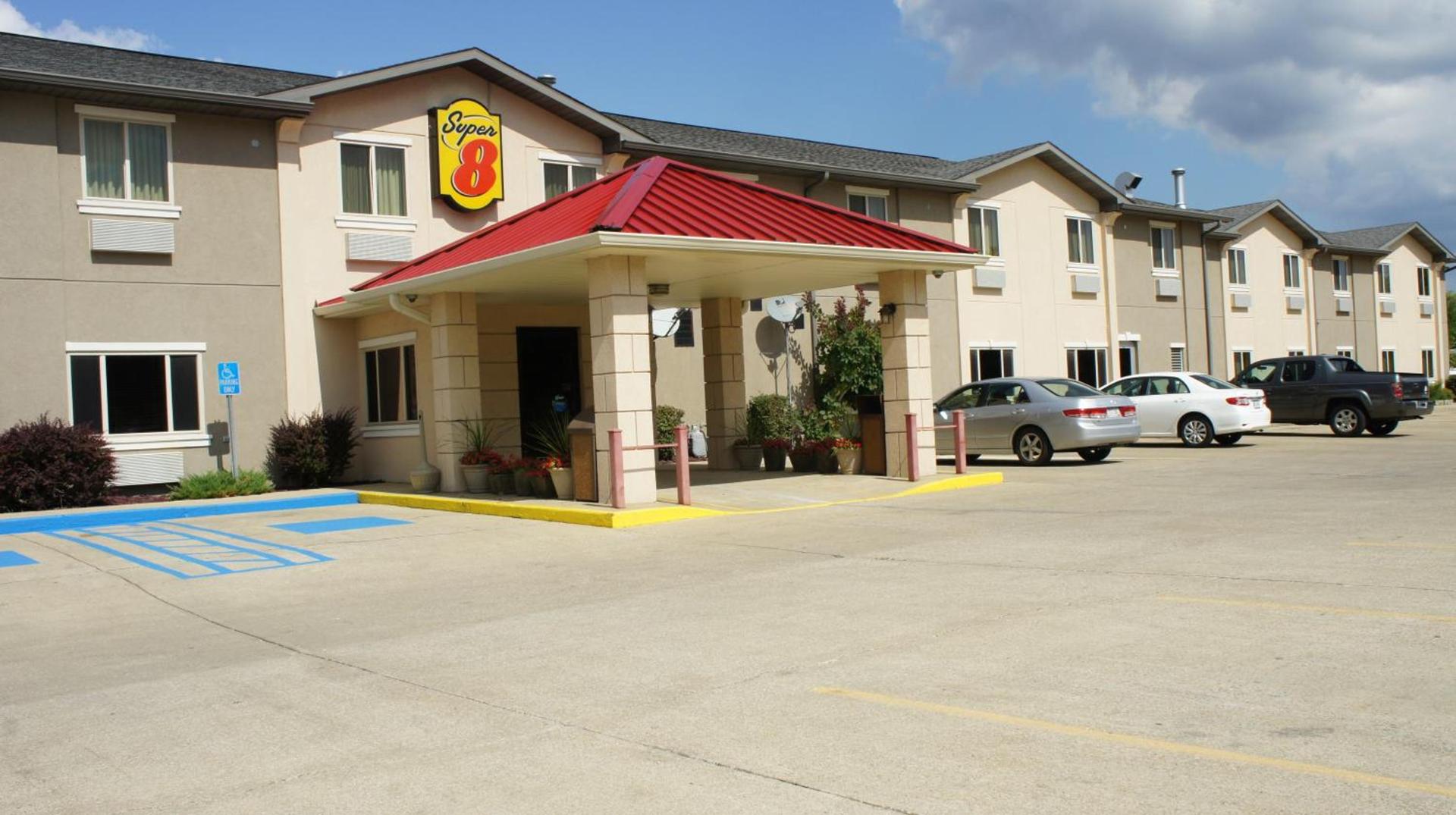 Super 8 by Wyndham Bloomington University Area photo 18