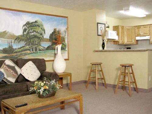 Coronada Inn & Suites photo 8