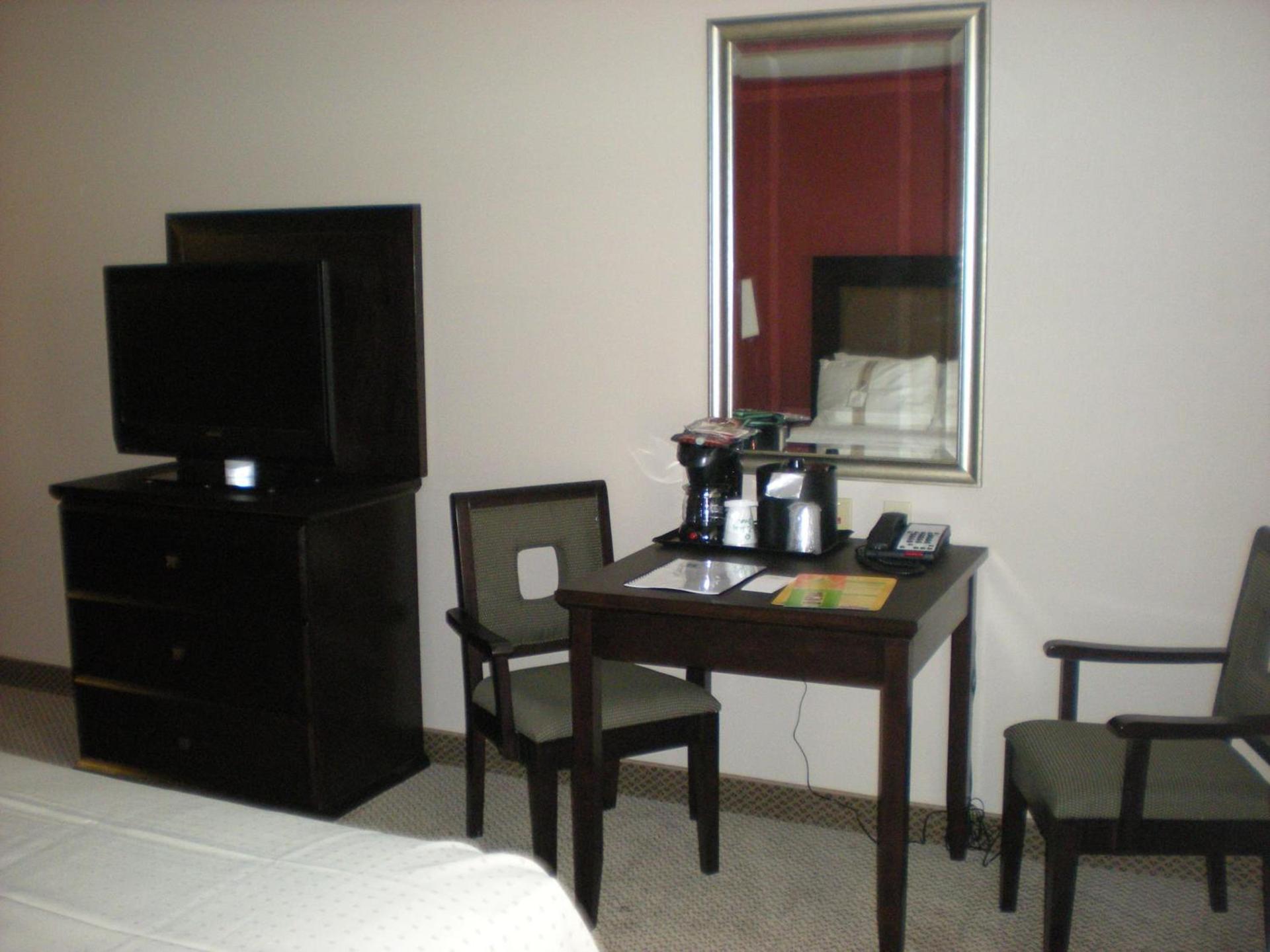 Holiday Inn & Suites Bakersfield by IHG photo 5