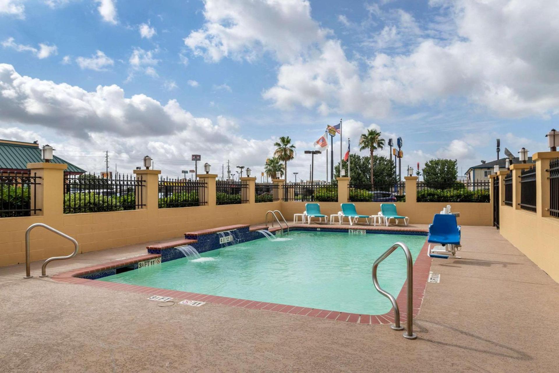 Comfort Suites Baytown I - 10 photo 21