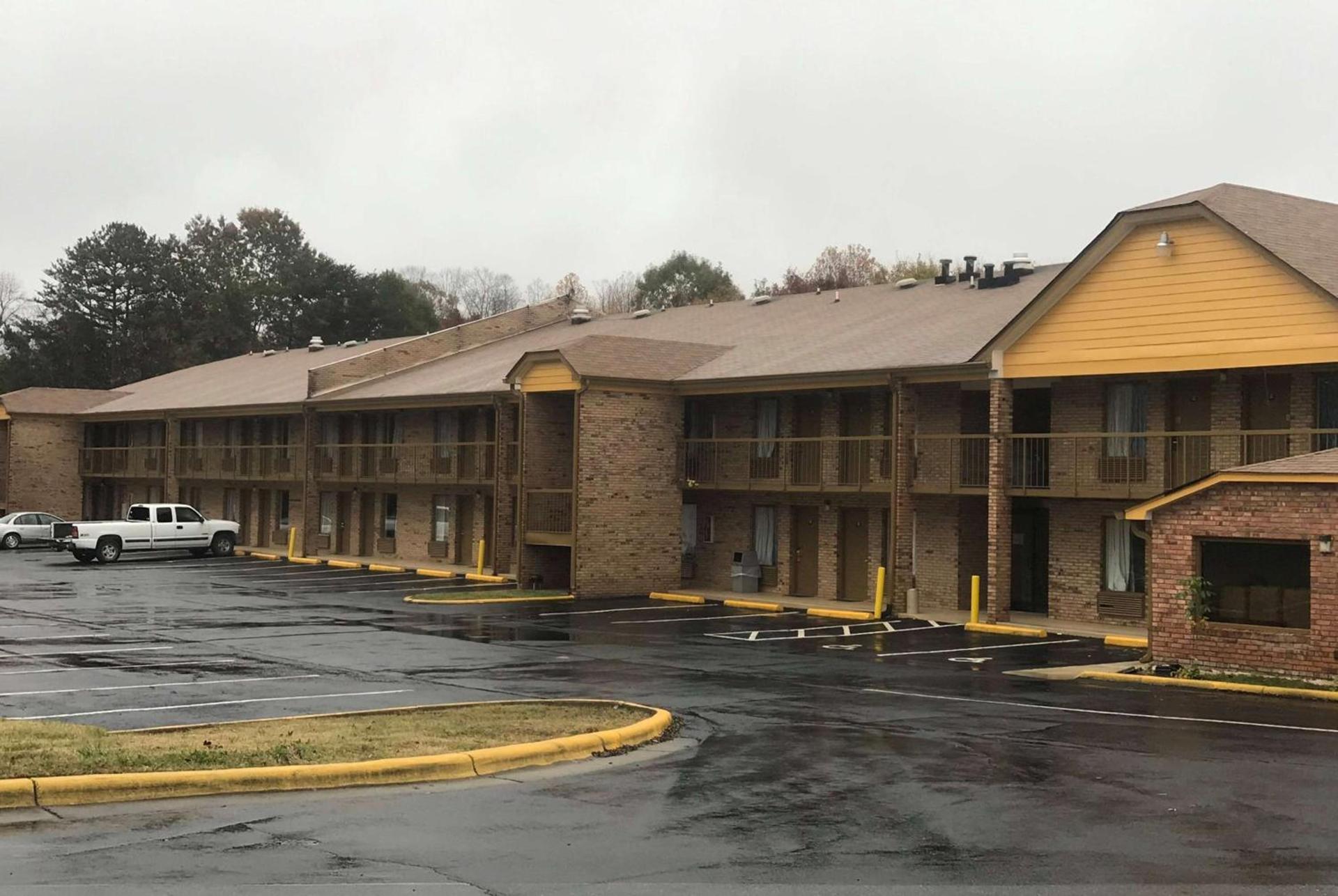 Days Inn by Wyndham King-Winston Salem Area photo 1