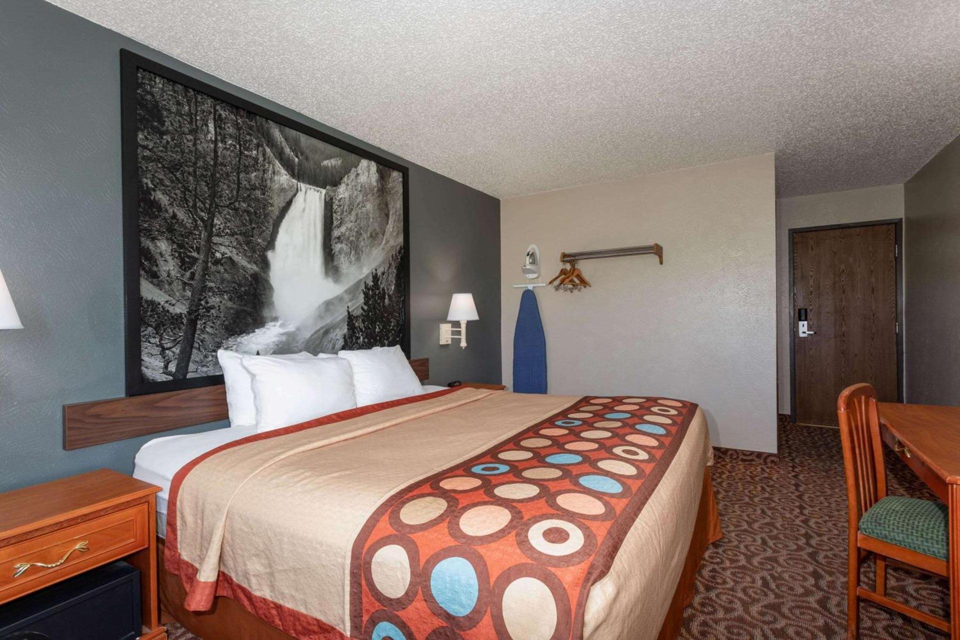 Super 8 by Wyndham Gillette photo 15