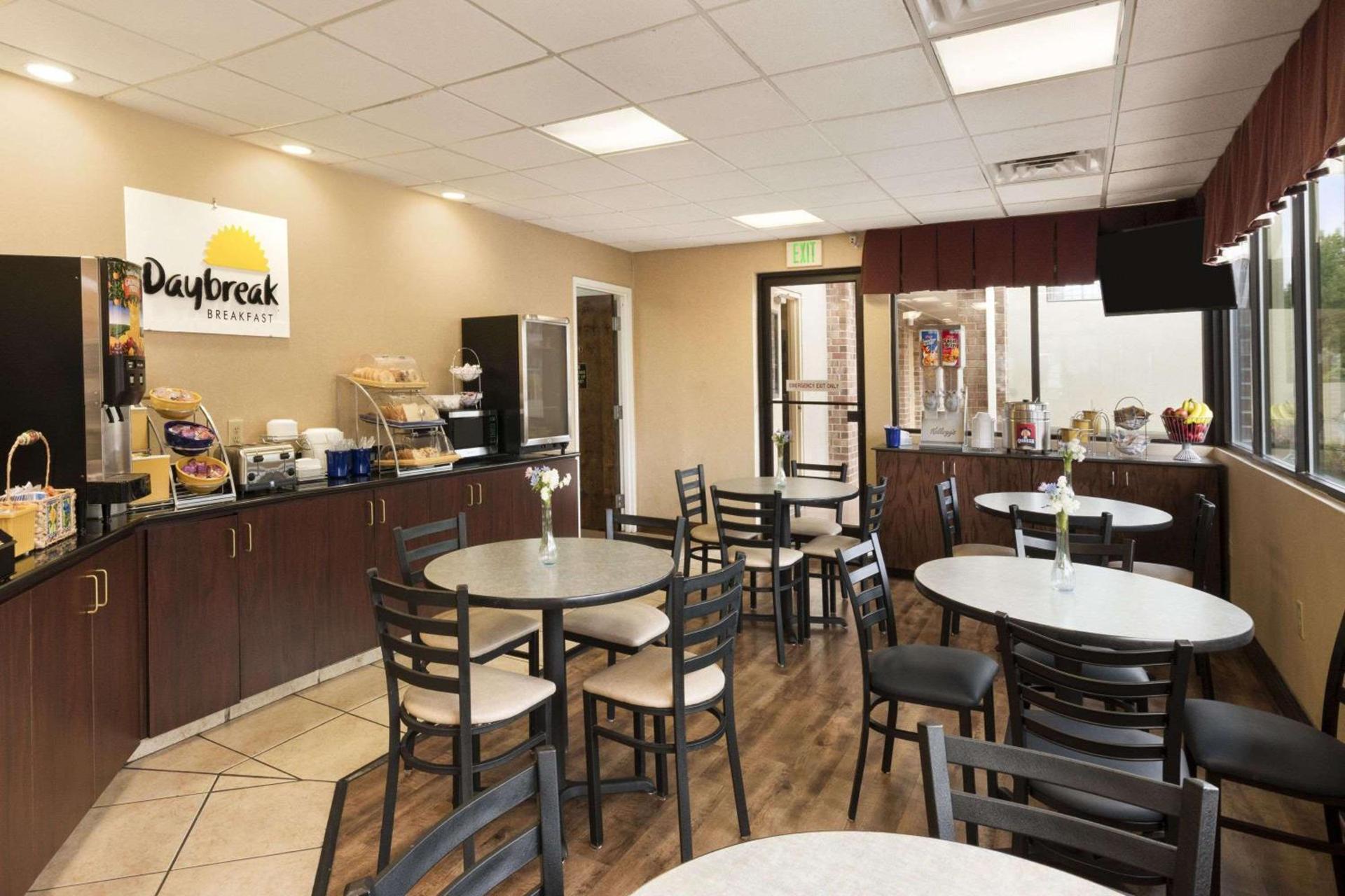 Days Inn by Wyndham Weldon Roanoke Rapids photo 60