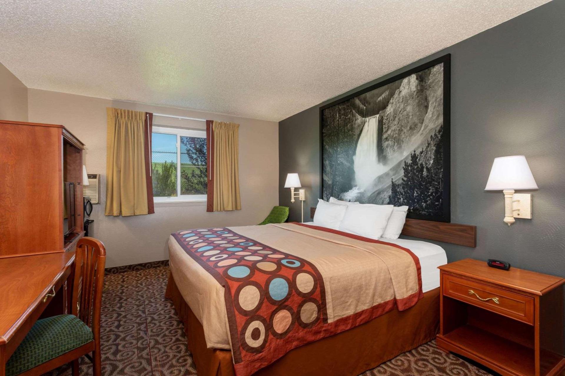 Super 8 by Wyndham Gillette photo 10