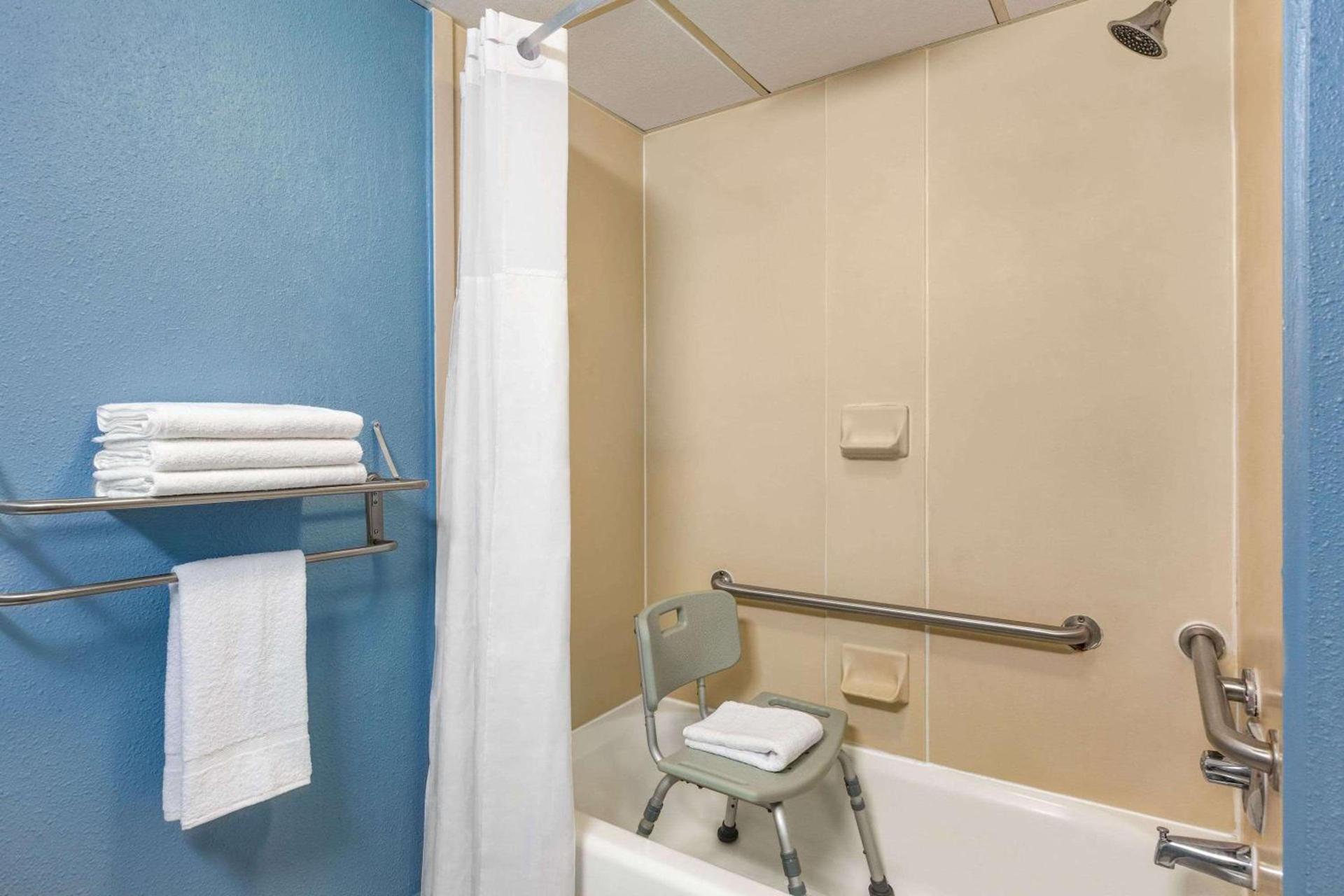 Days Inn by Wyndham Weldon Roanoke Rapids photo 54