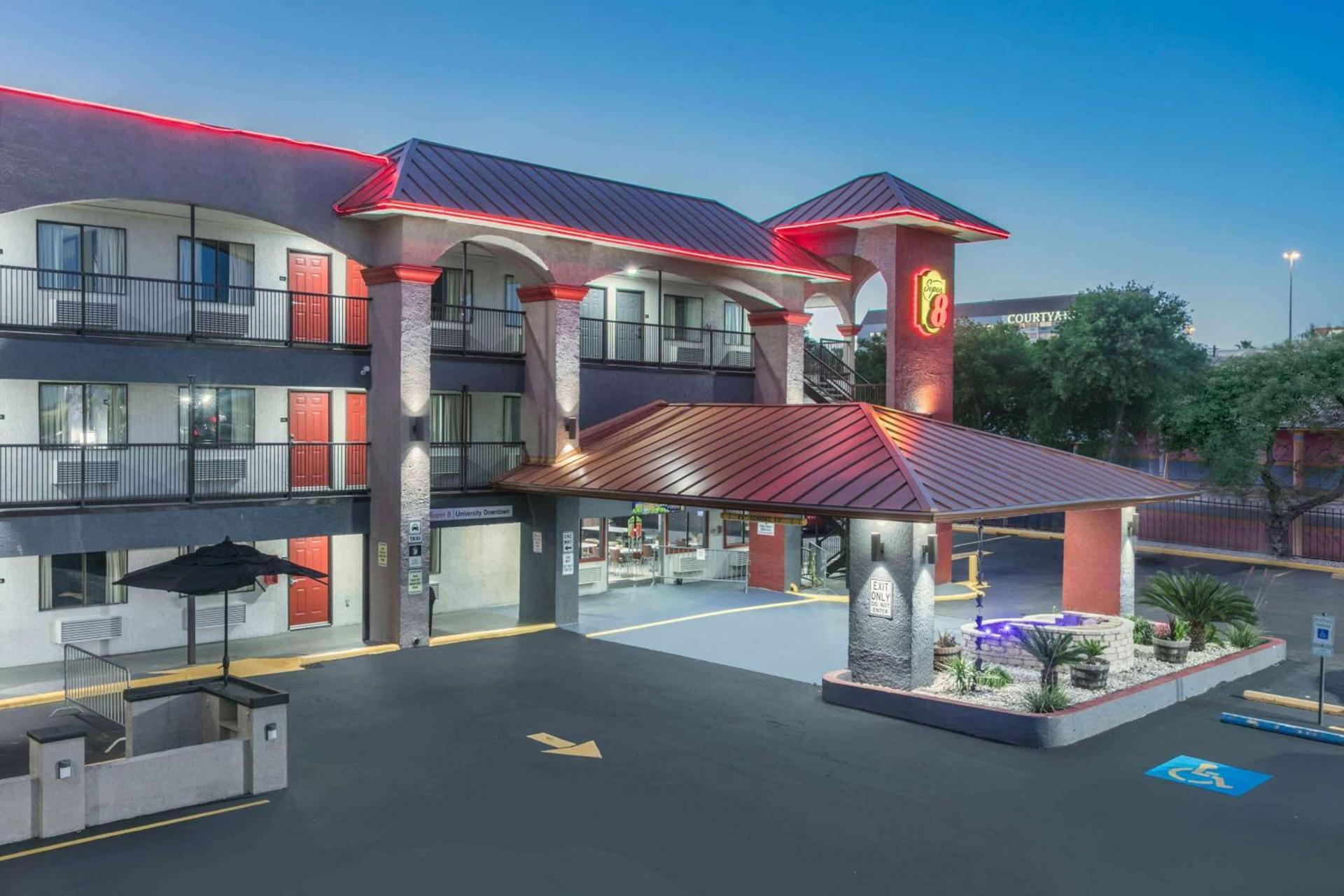 Super 8 by Wyndham Austin University/Downtown Area photo 10