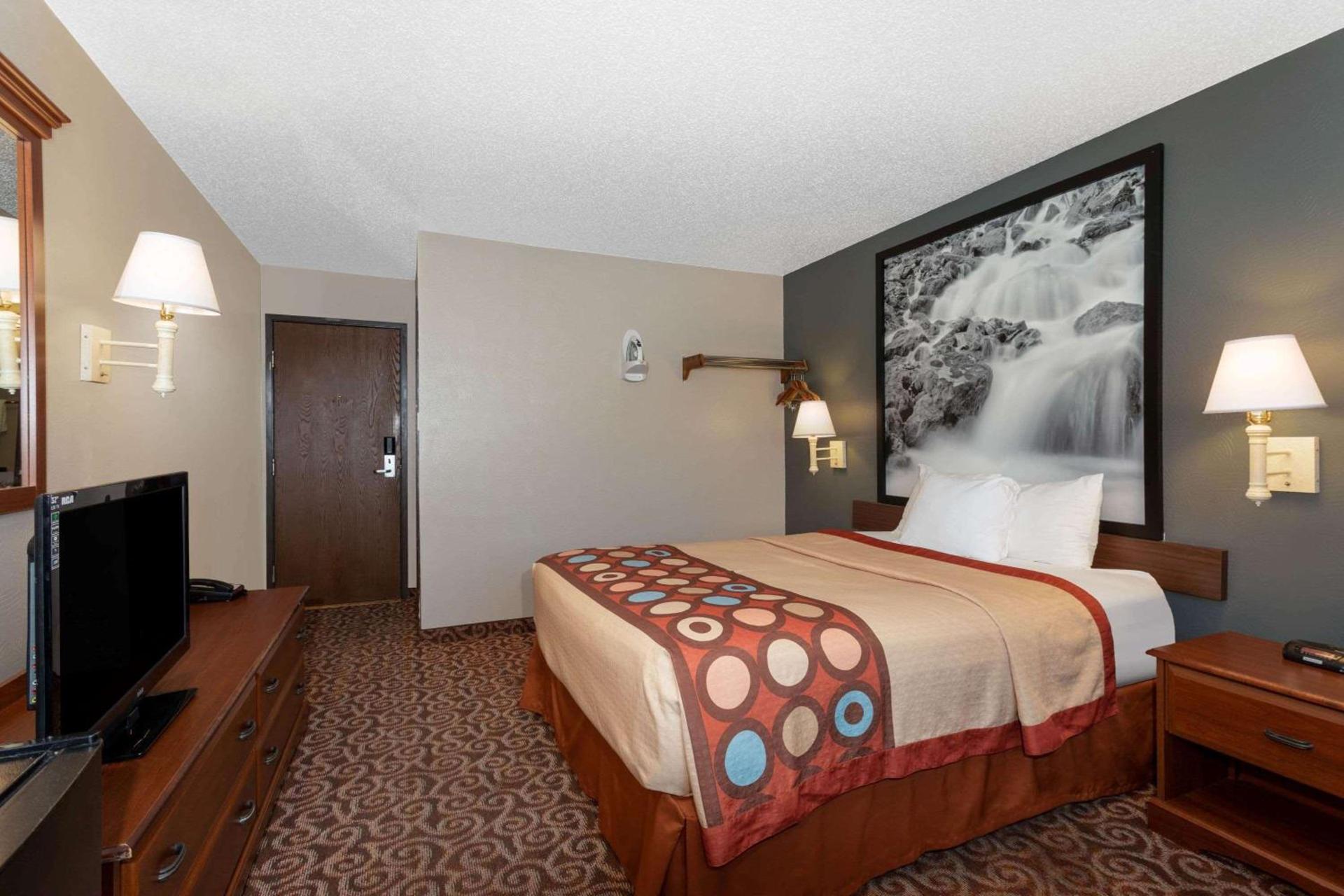 Super 8 by Wyndham Gillette photo 11