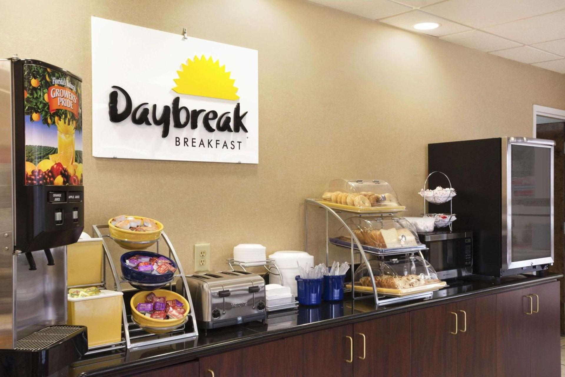 Days Inn by Wyndham Weldon Roanoke Rapids photo 38