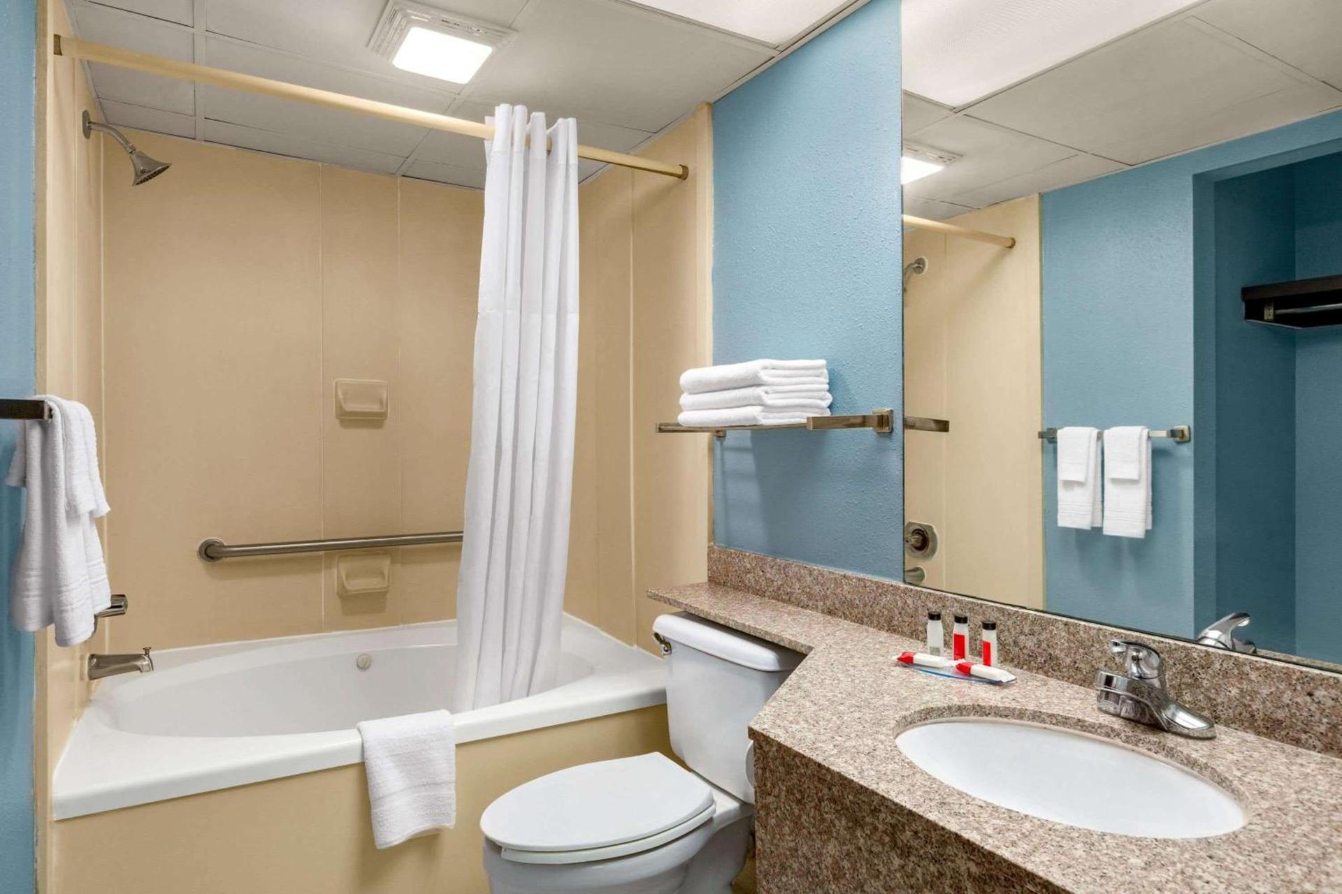 Days Inn by Wyndham Weldon Roanoke Rapids photo 36