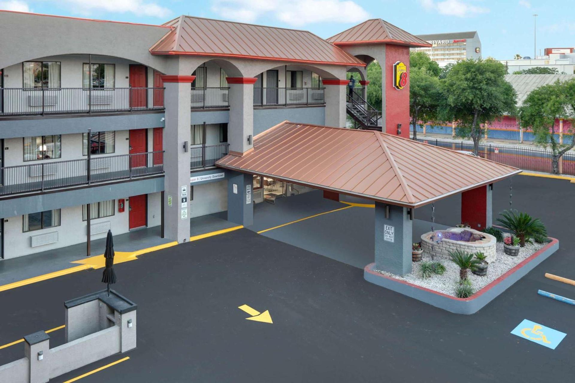 Super 8 by Wyndham Austin University/Downtown Area photo 11