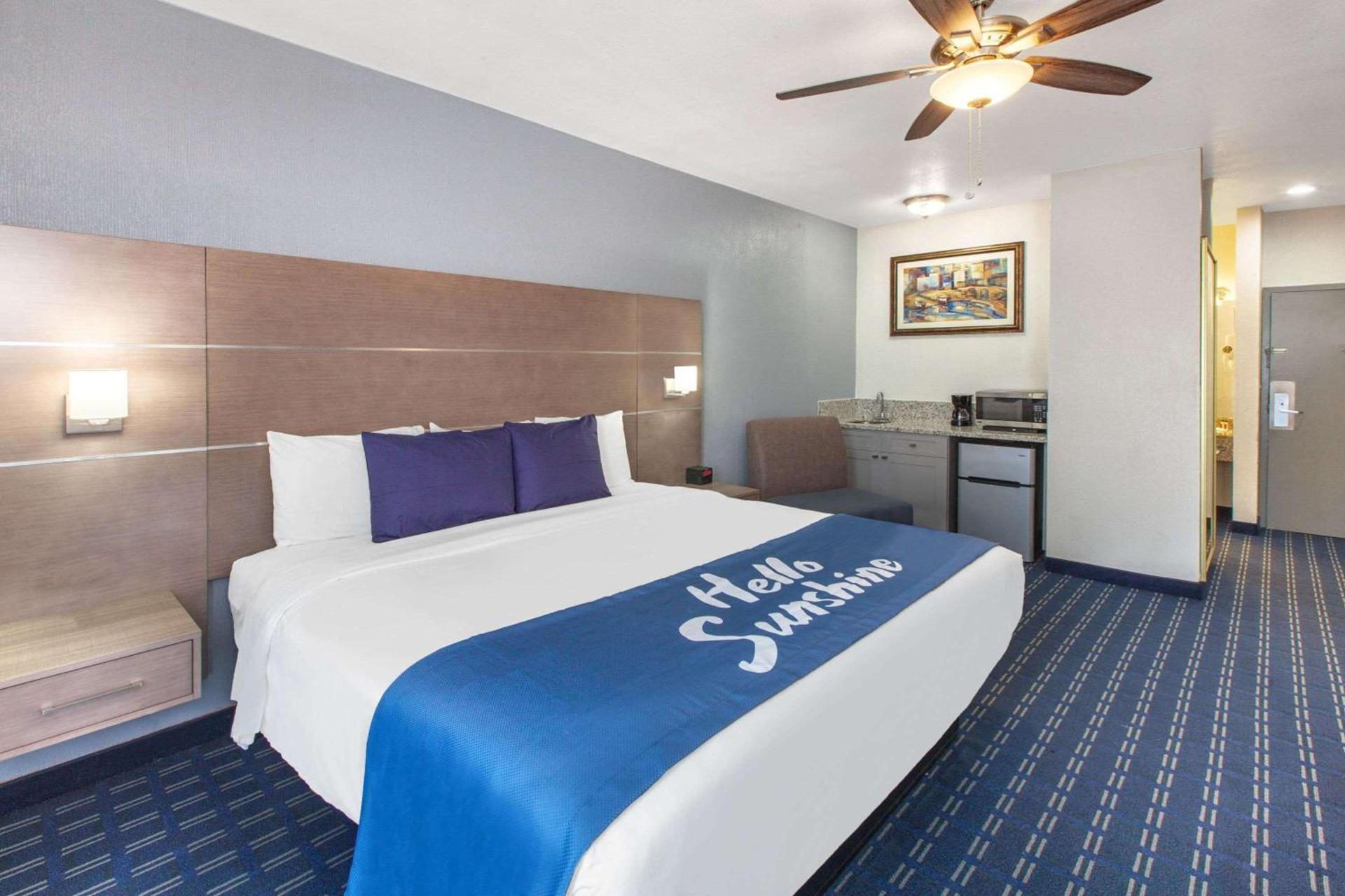Days Inn & Suites by Wyndham Webster NASA-ClearLake-Houston photo 6