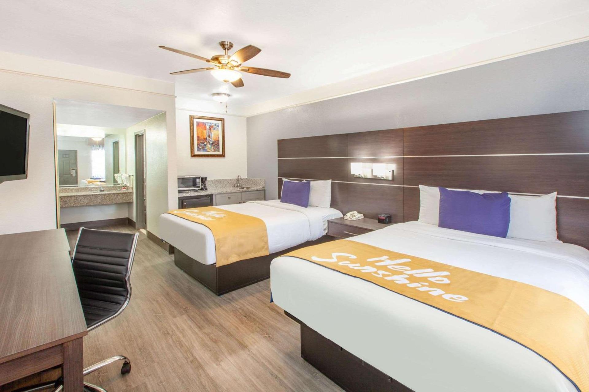 Days Inn & Suites by Wyndham Webster NASA-ClearLake-Houston photo 5
