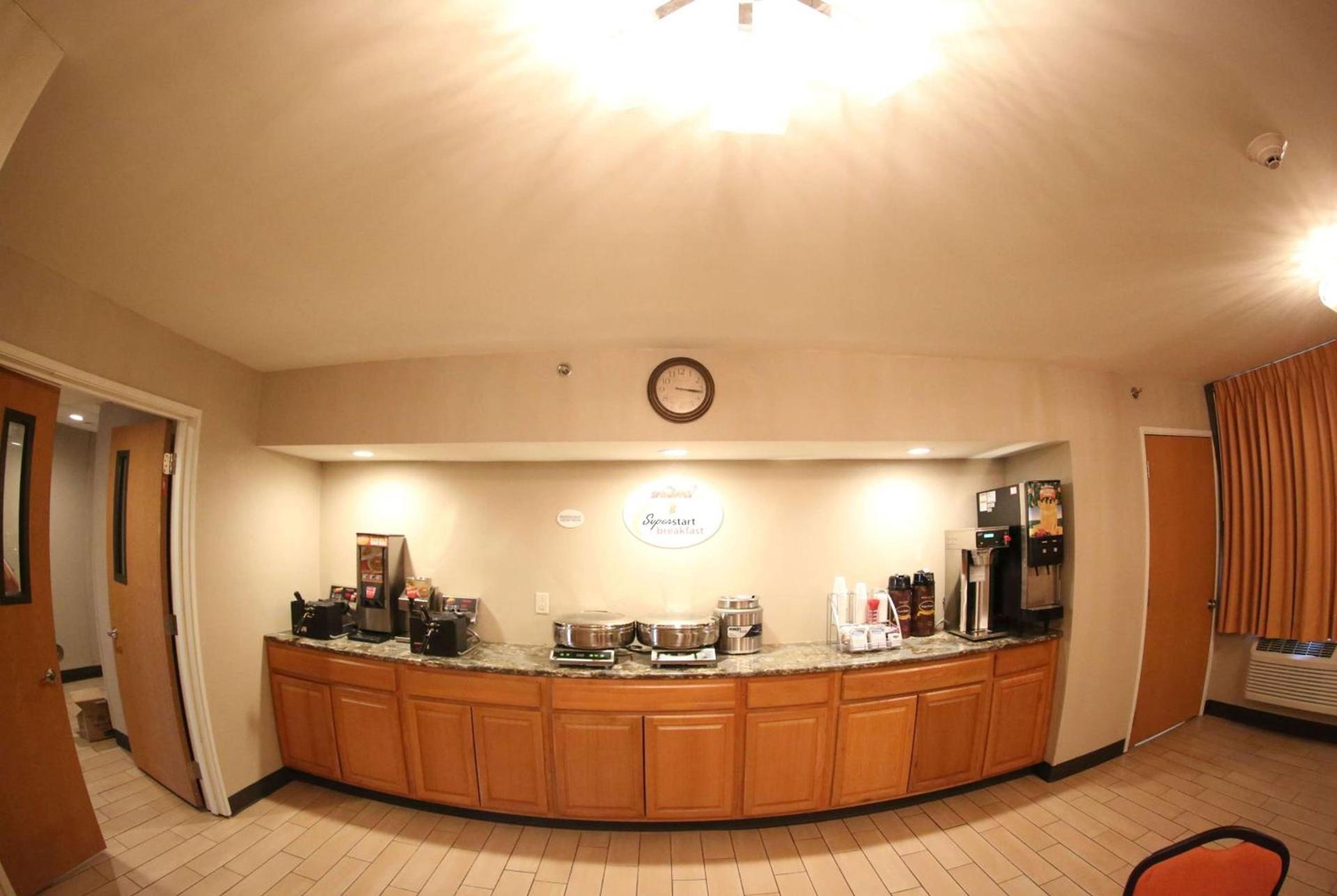 Super 8 by Wyndham Portsmouth photo 23