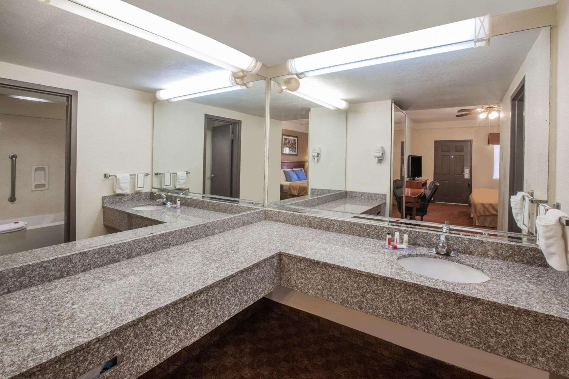 Days Inn & Suites by Wyndham Webster NASA-ClearLake-Houston photo 18