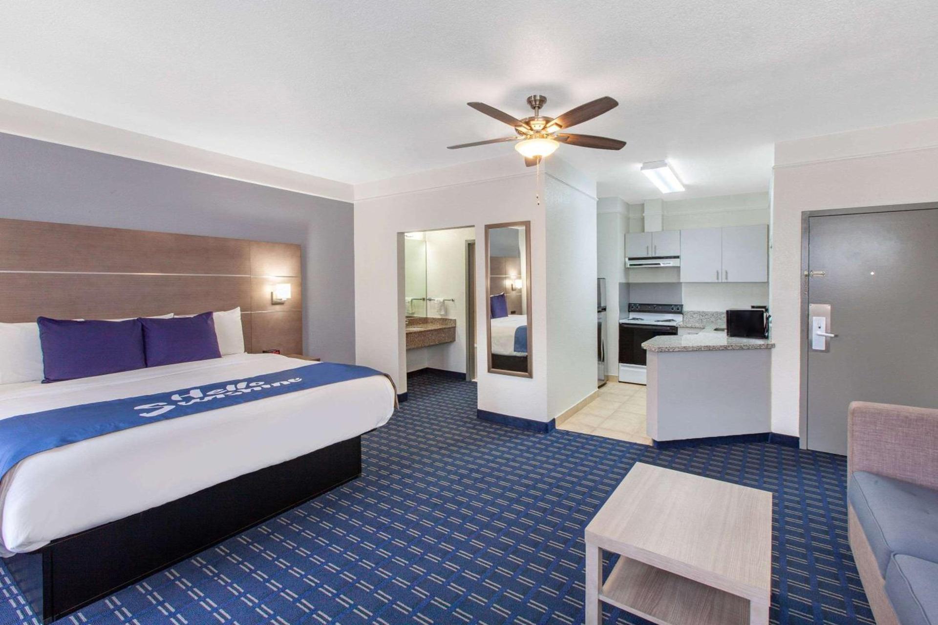 Days Inn & Suites by Wyndham Webster NASA-ClearLake-Houston photo 10