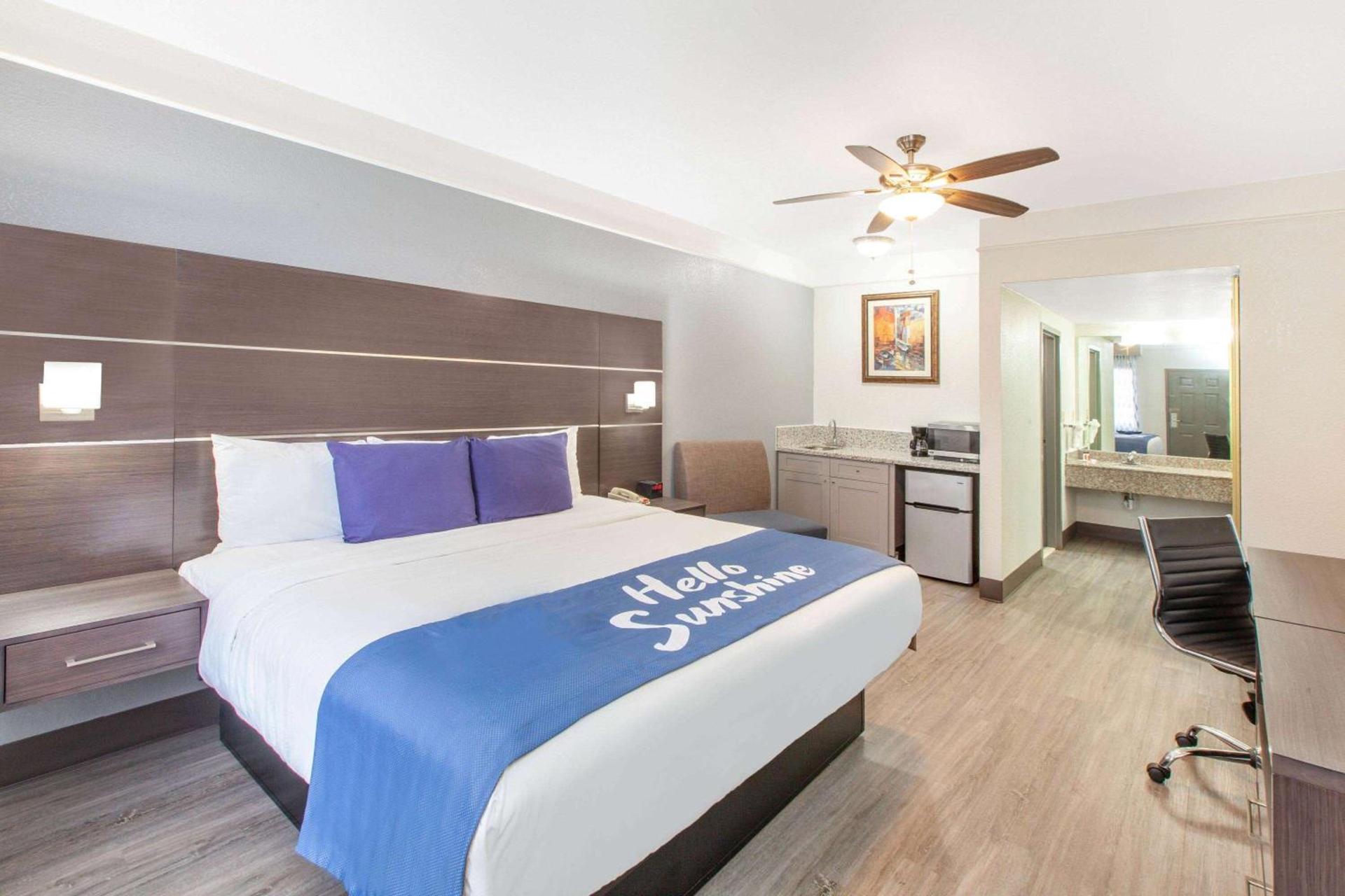 Days Inn & Suites by Wyndham Webster NASA-ClearLake-Houston photo 9