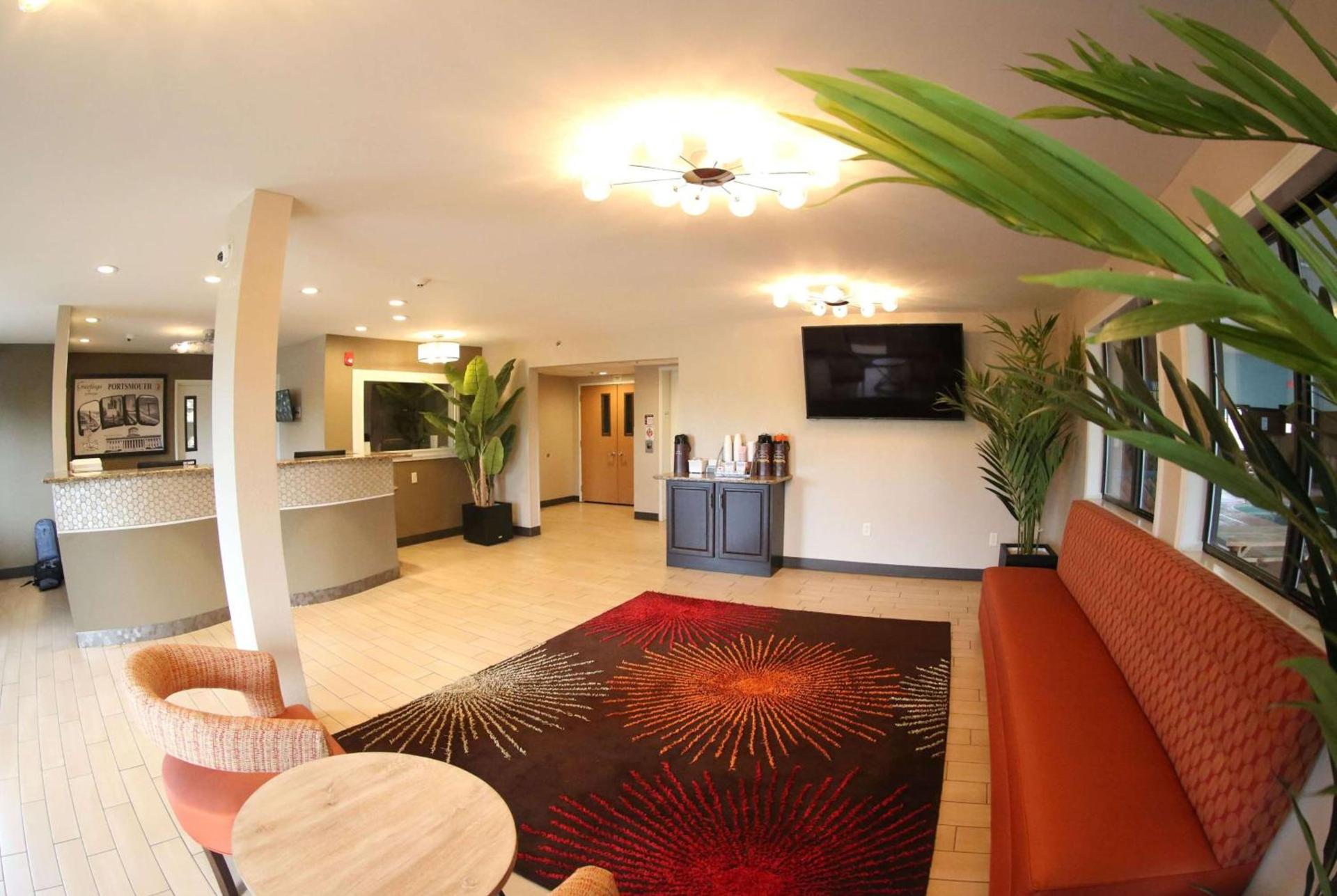 Super 8 by Wyndham Portsmouth photo 2