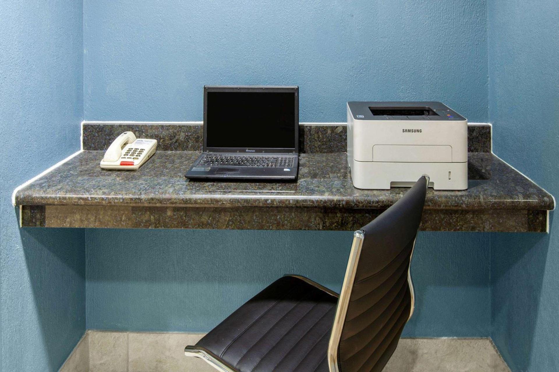 Days Inn & Suites by Wyndham Webster NASA-ClearLake-Houston photo 12