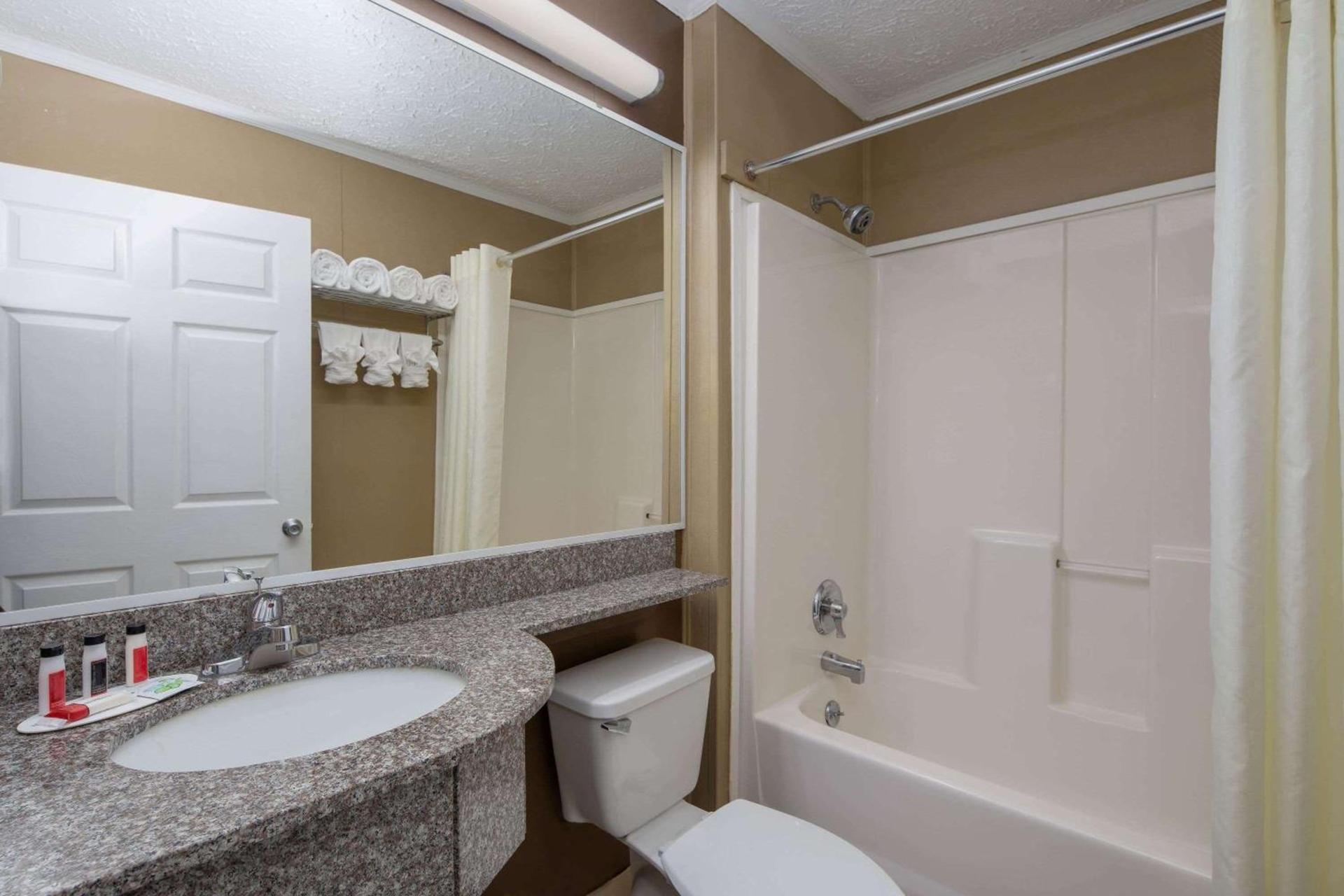 Microtel Inn & Suites by Wyndham Columbia Fort Jackson N photo 8