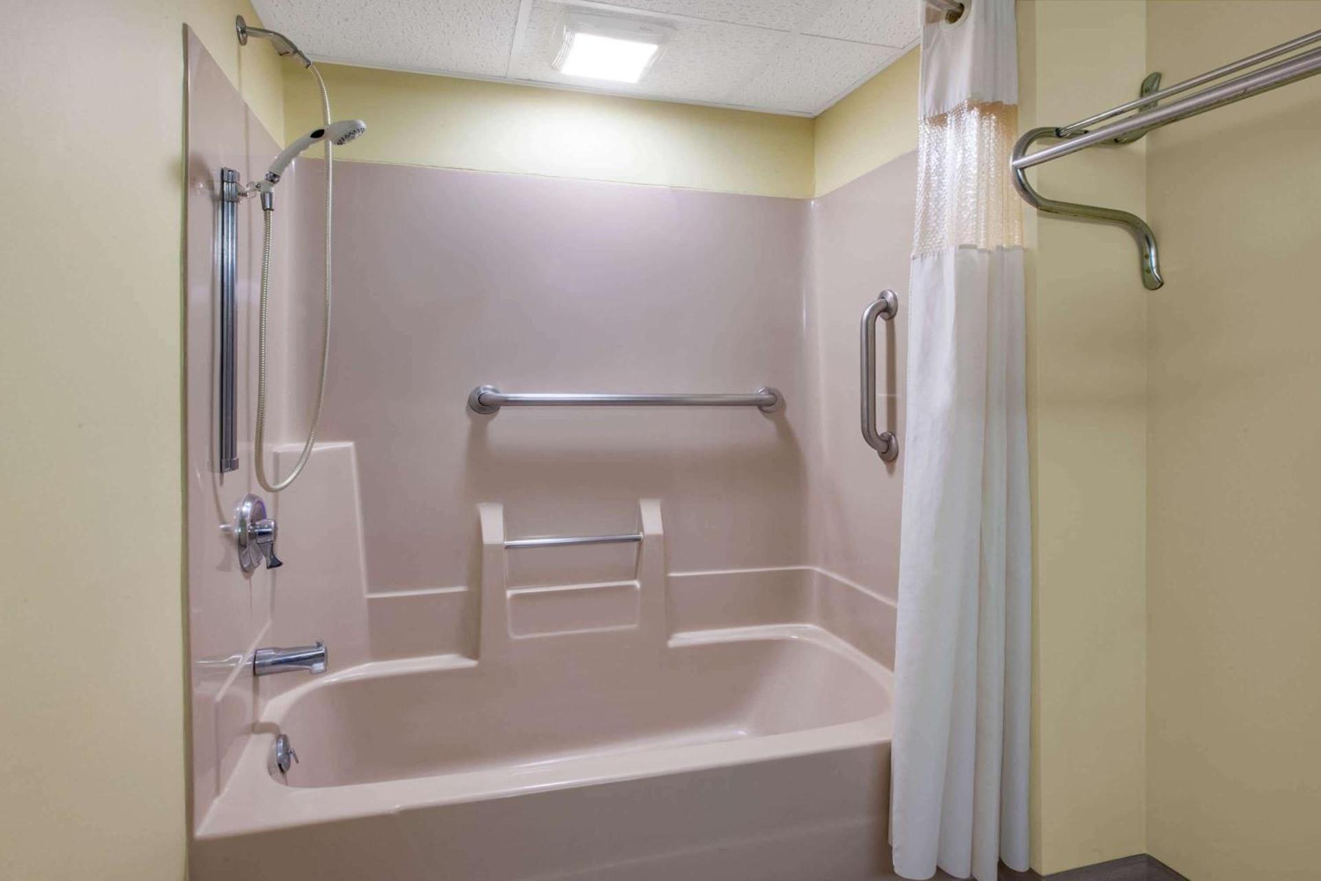 Days Inn by Wyndham Grantville photo 17