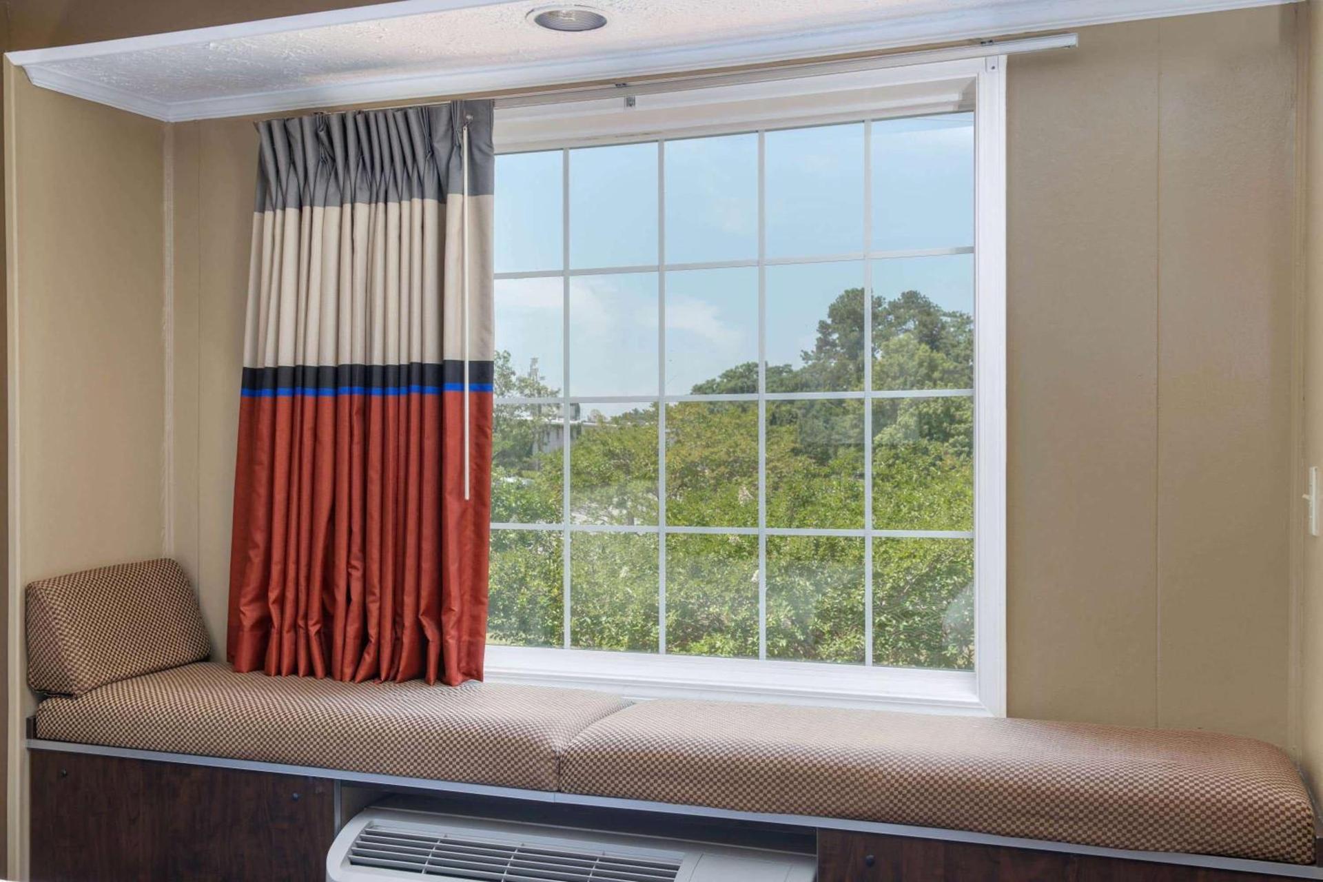Microtel Inn & Suites by Wyndham Columbia Fort Jackson N photo 6