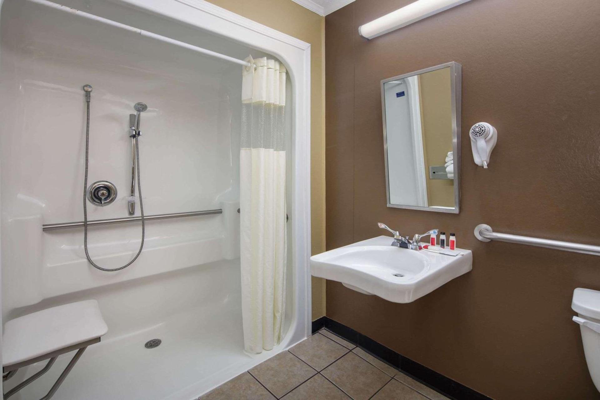 Microtel Inn & Suites by Wyndham Columbia Fort Jackson N photo 12