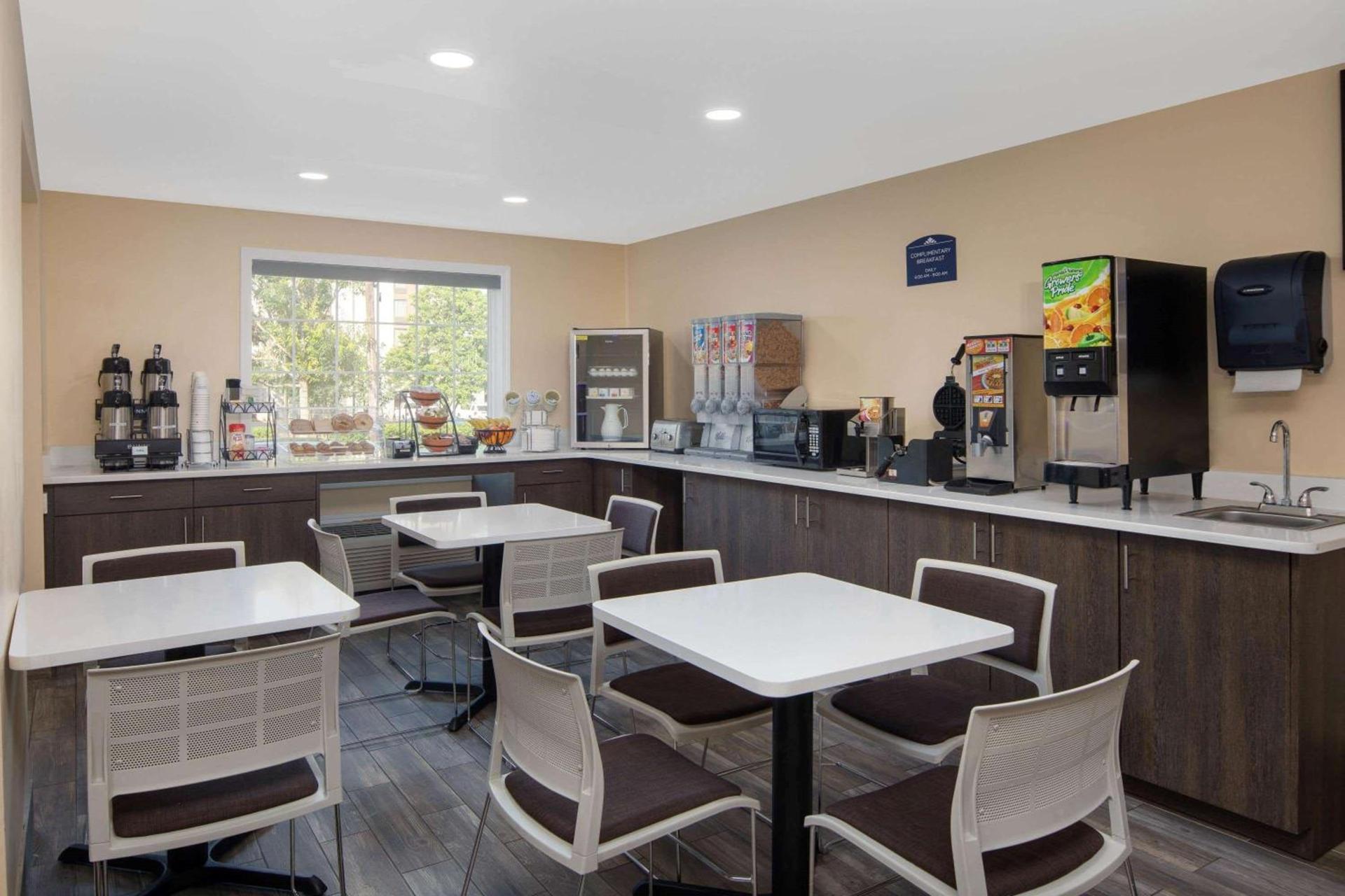 Microtel Inn & Suites by Wyndham Columbia Fort Jackson N photo 13