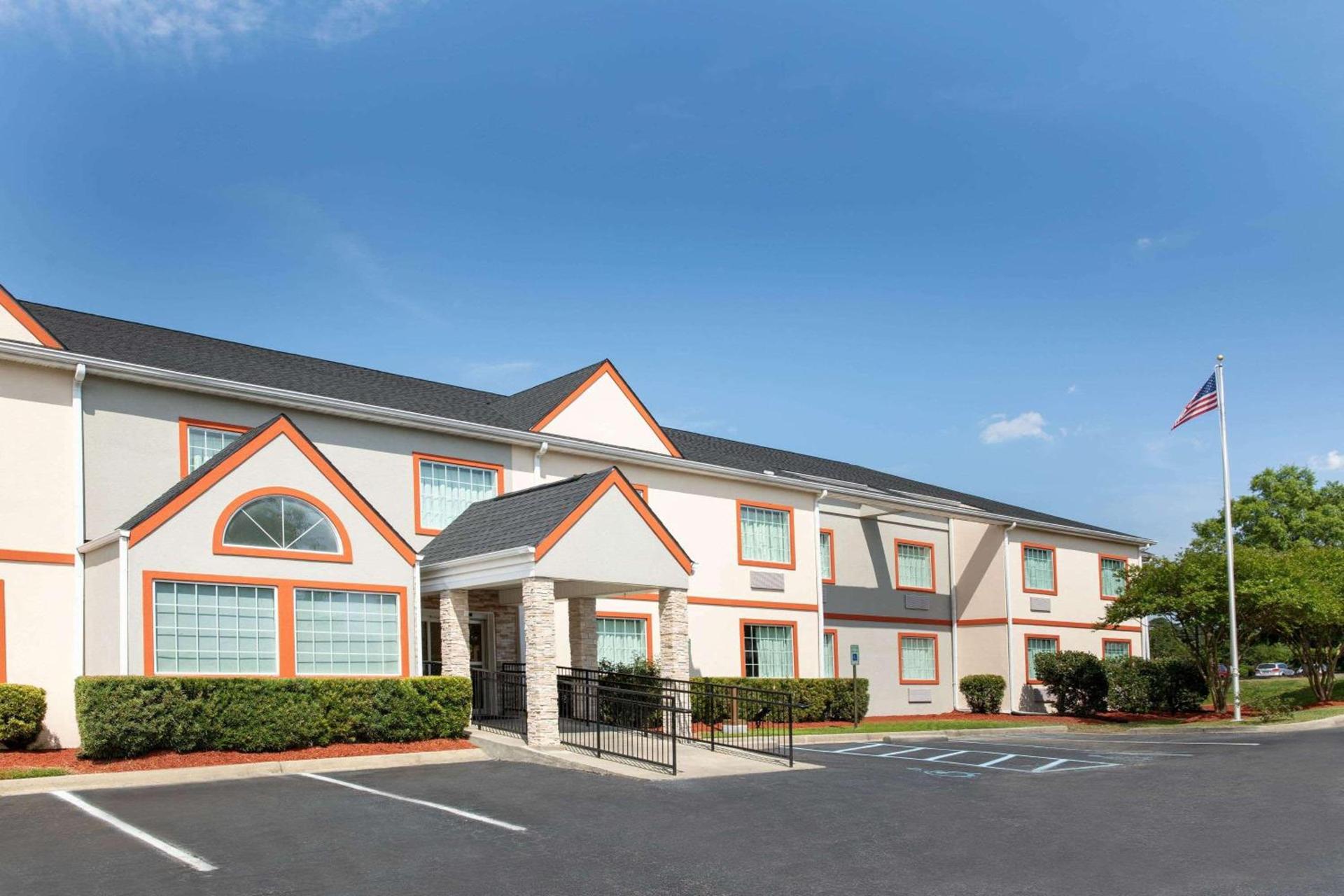 Microtel Inn & Suites by Wyndham Columbia Fort Jackson N photo 1