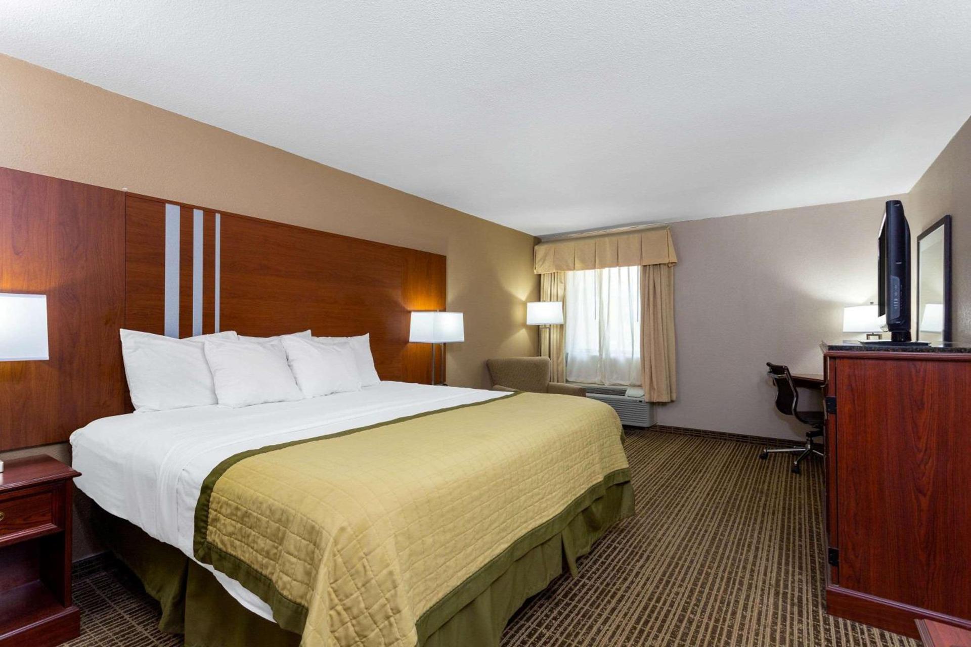Baymont by Wyndham Elkhart photo 48