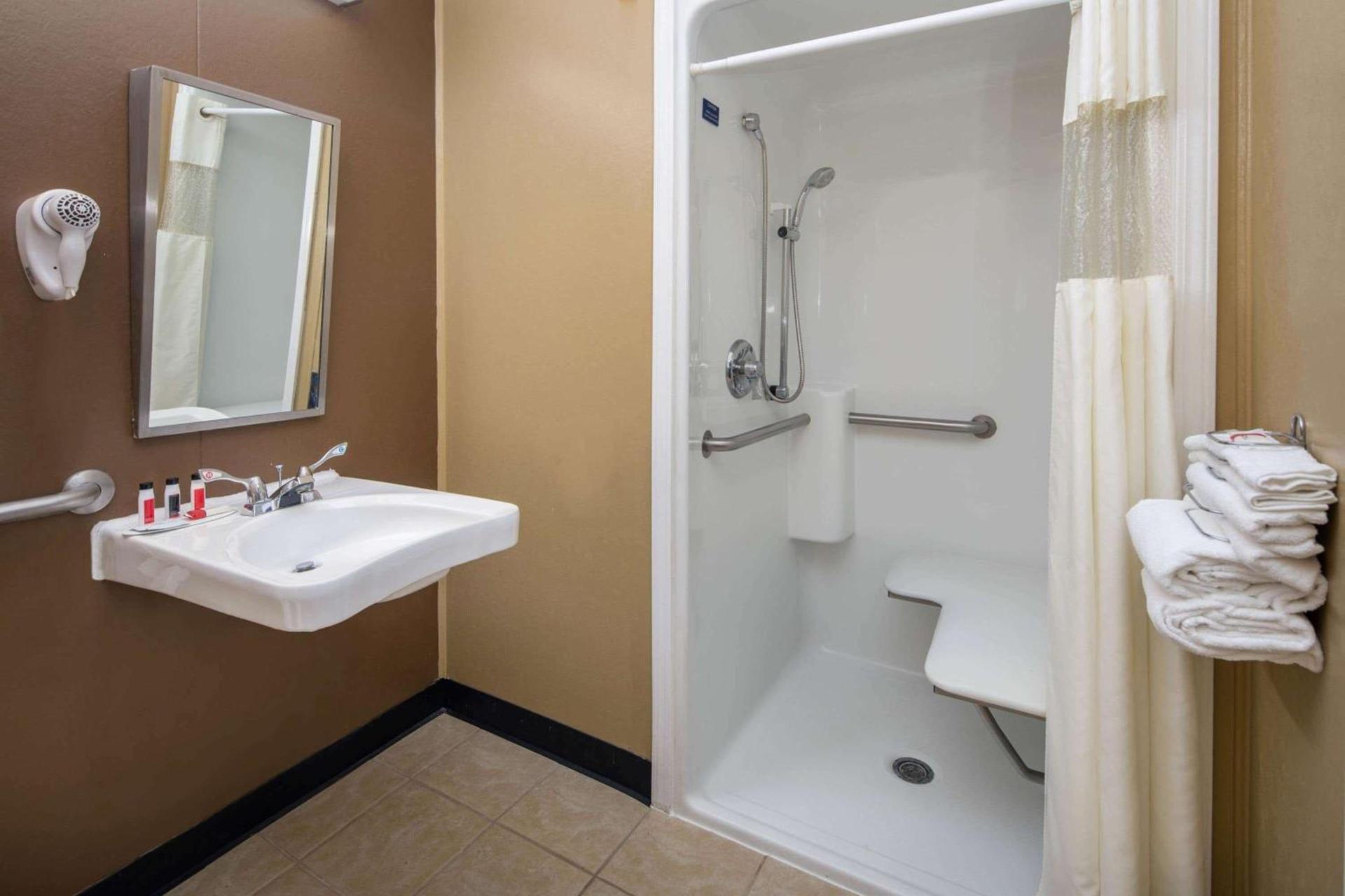 Microtel Inn & Suites by Wyndham Columbia Fort Jackson N photo 10