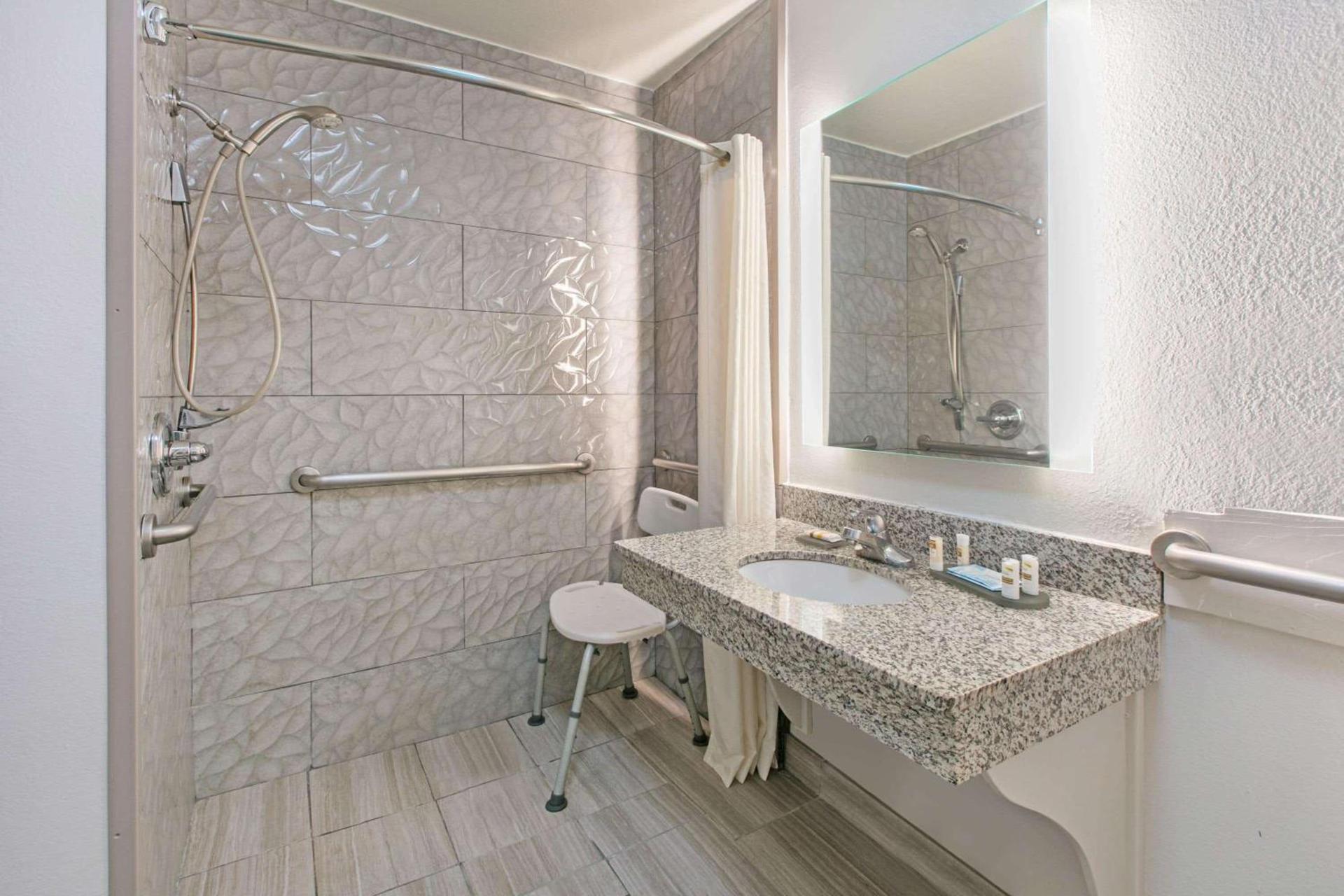 La Quinta by Wyndham Fredericksburg photo 14
