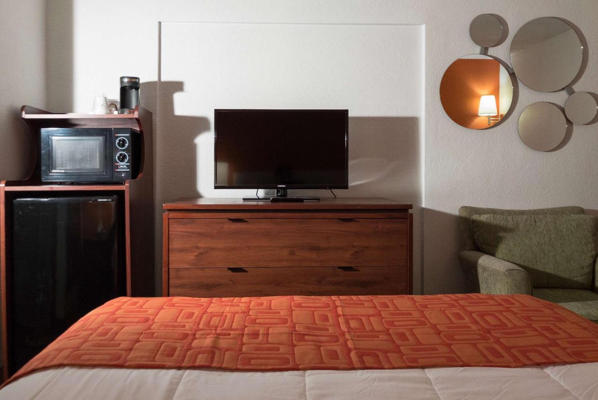 Howard Johnson by Wyndham Waukegan Great Lakes photo 5