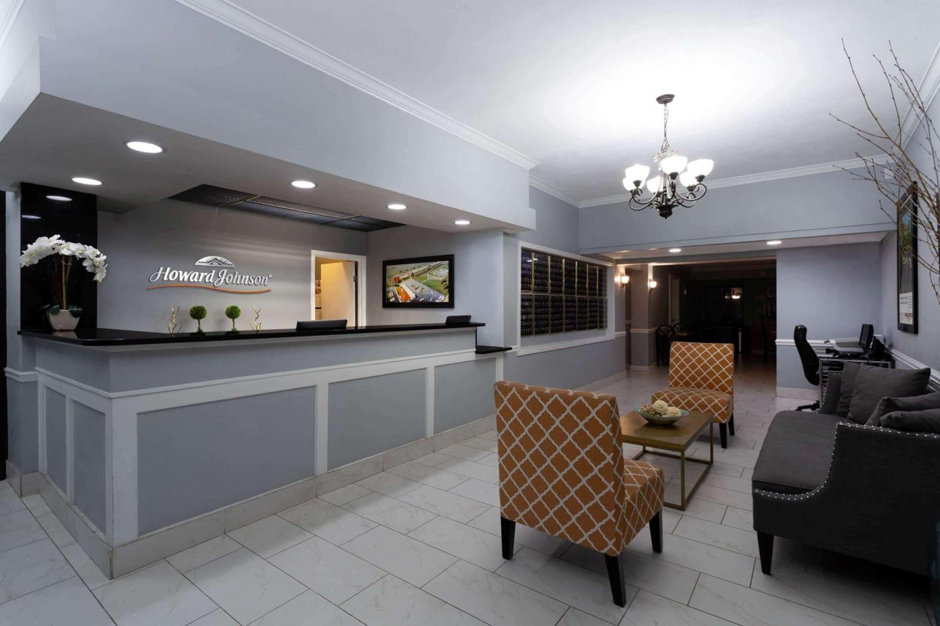 Howard Johnson by Wyndham Waukegan Great Lakes photo 2