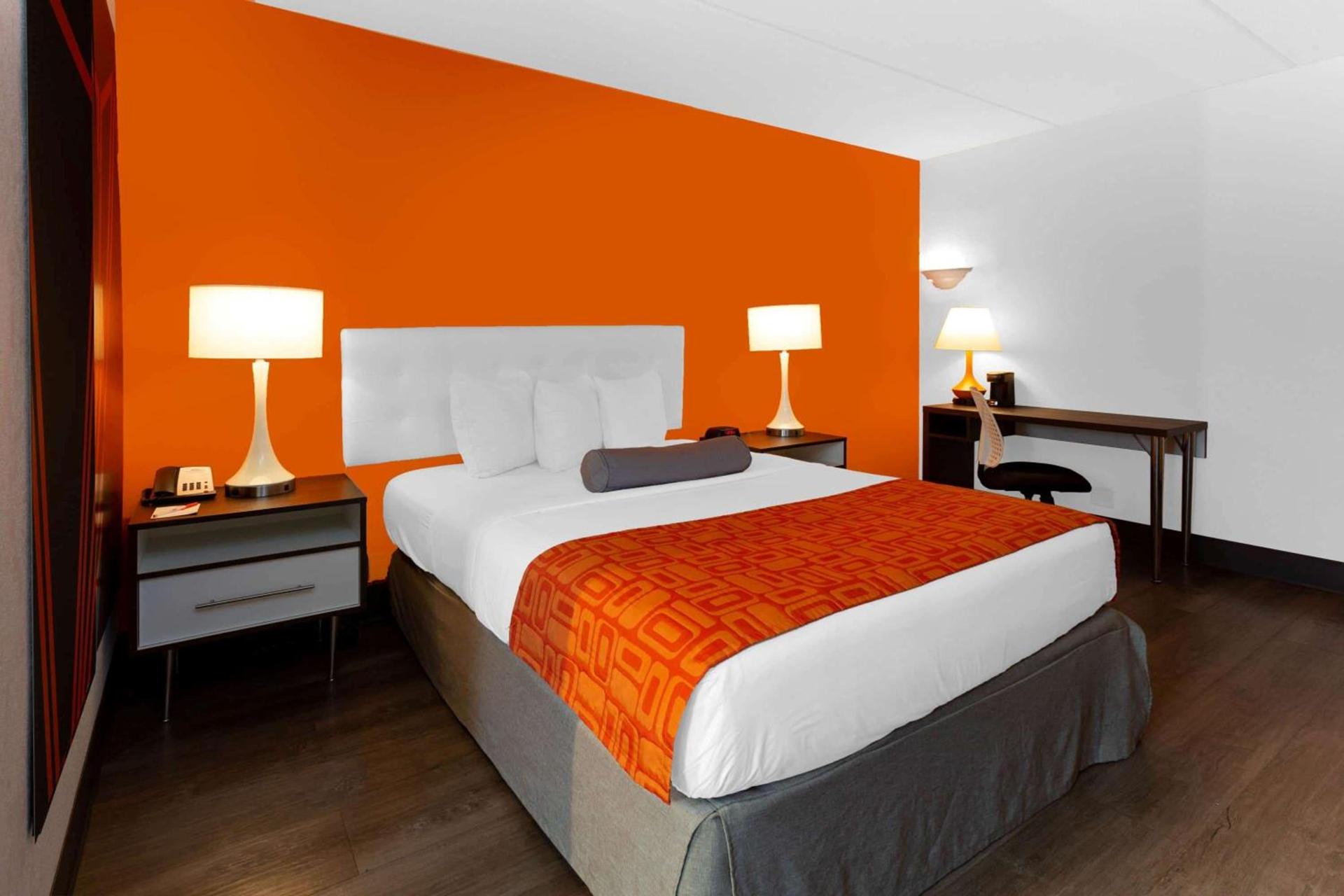 Howard Johnson by Wyndham Waukegan Great Lakes photo 12