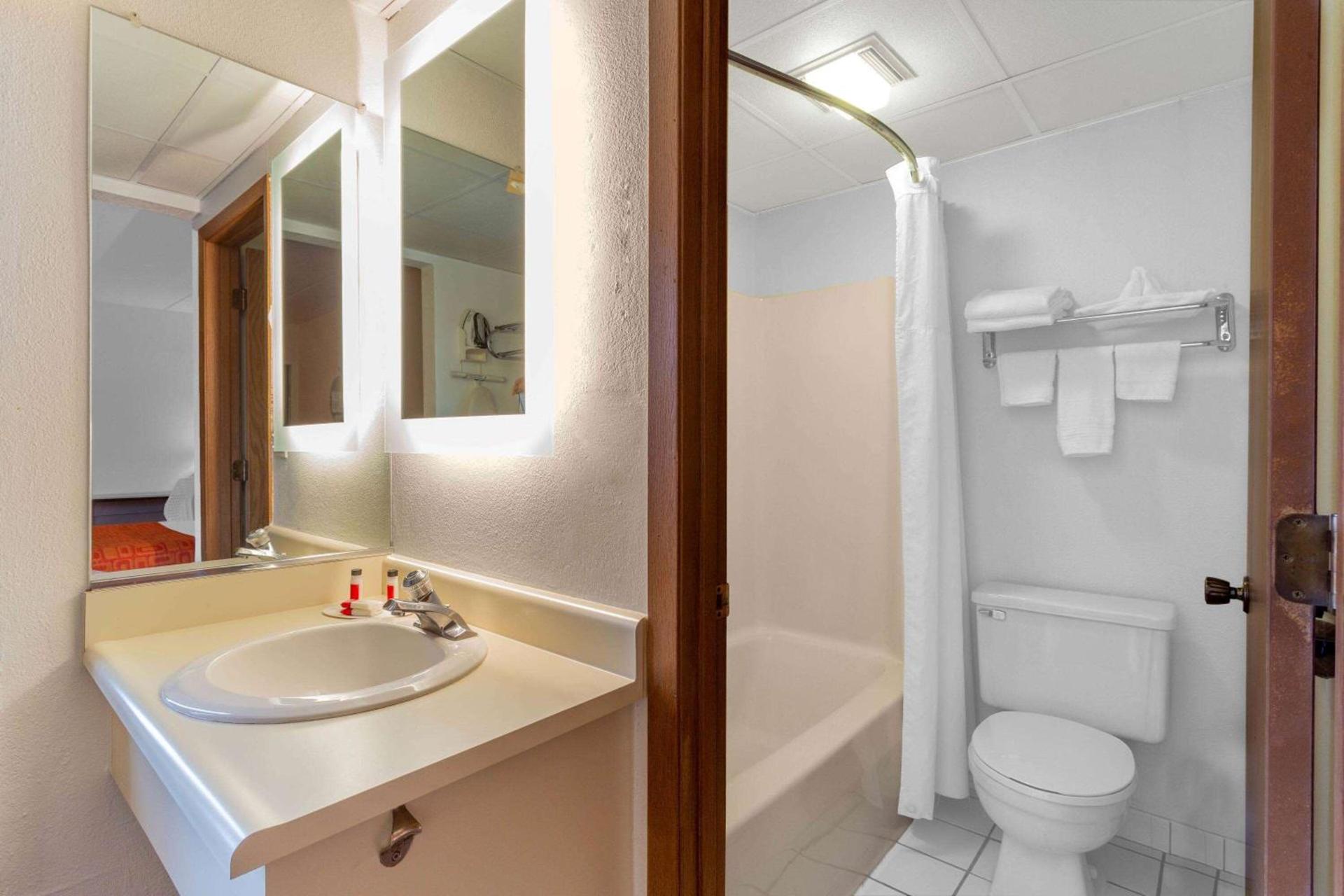 Howard Johnson by Wyndham Waukegan Great Lakes photo 13