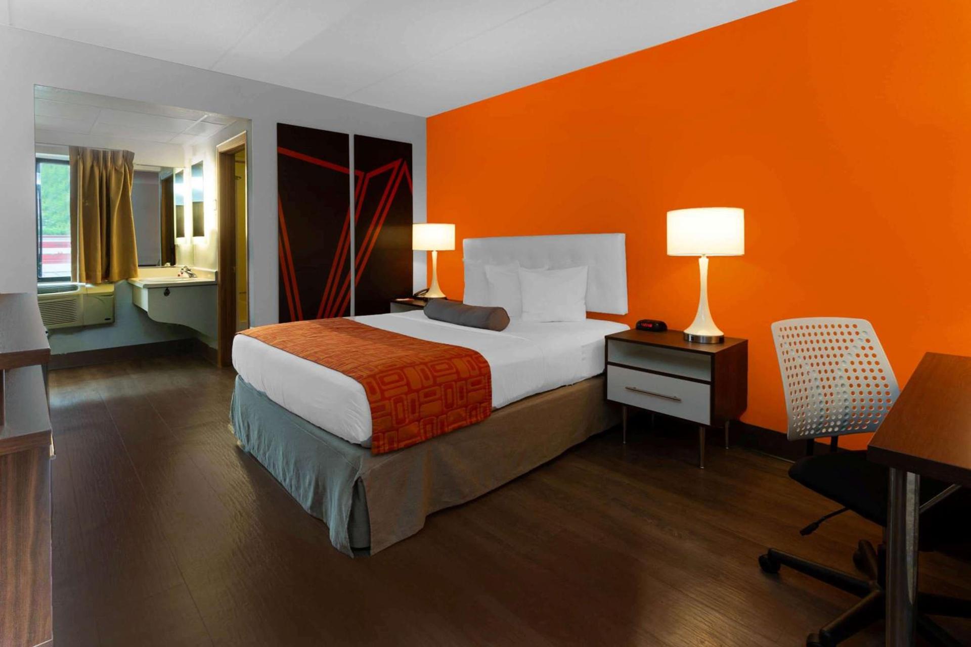 Howard Johnson by Wyndham Waukegan Great Lakes photo 11