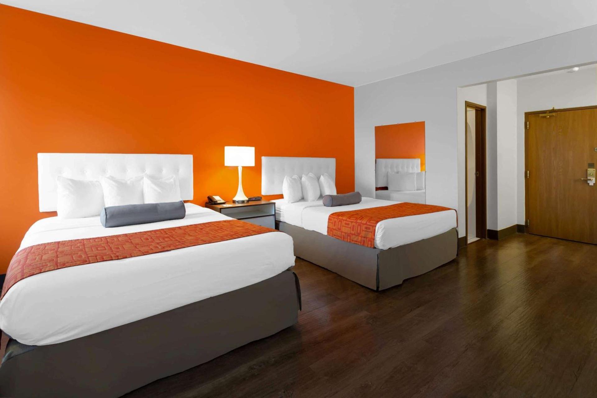 Howard Johnson by Wyndham Waukegan Great Lakes photo 8