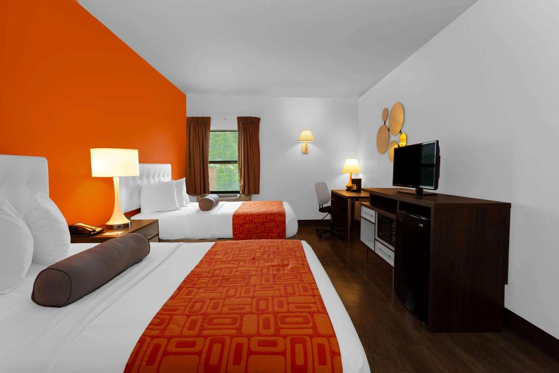 Howard Johnson by Wyndham Waukegan Great Lakes photo 9