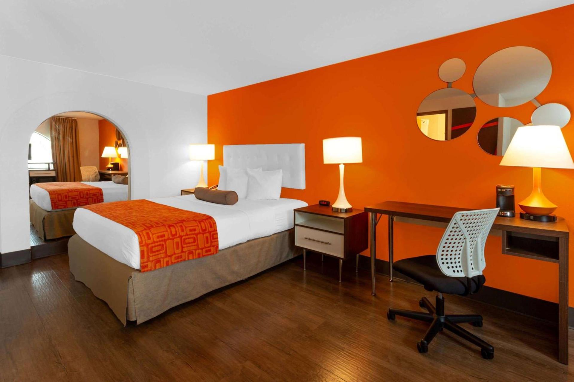 Howard Johnson by Wyndham Waukegan Great Lakes photo 16